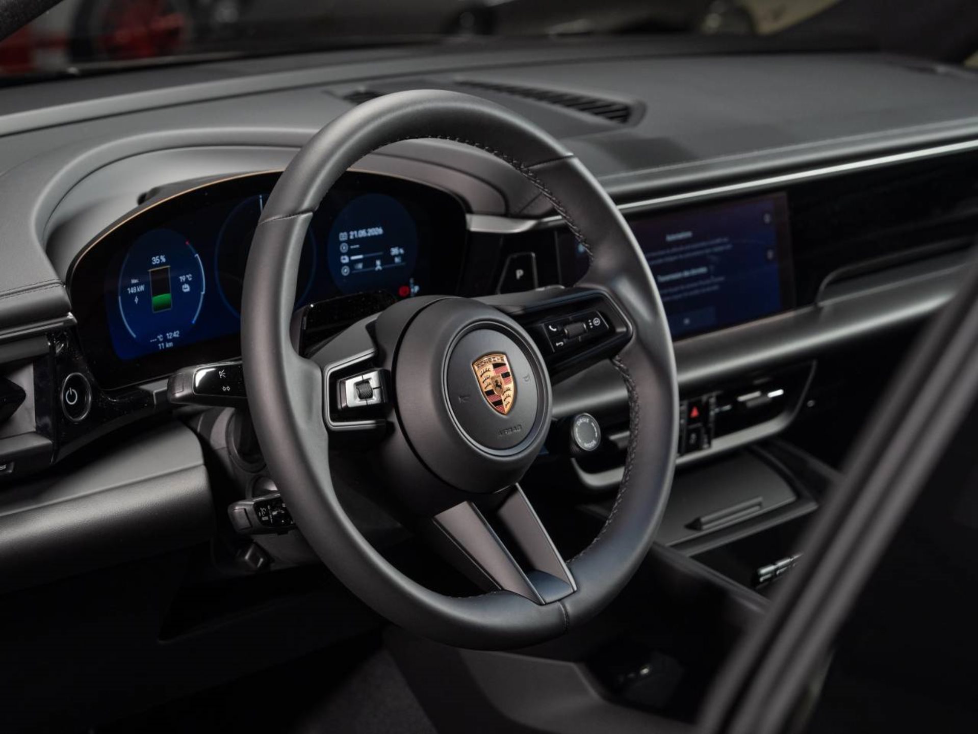 PORSCHE Macan 4-image-8