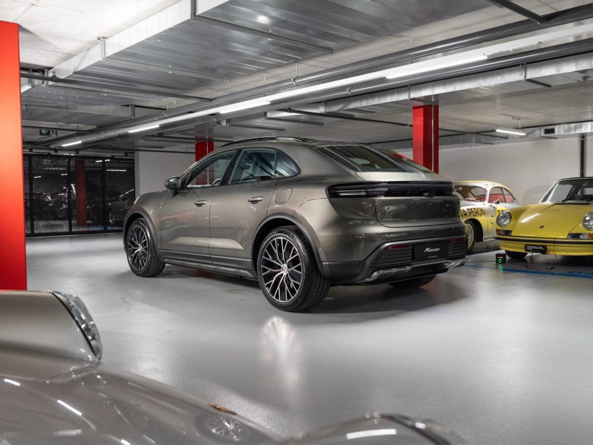 PORSCHE Macan 4-showroom-element-2