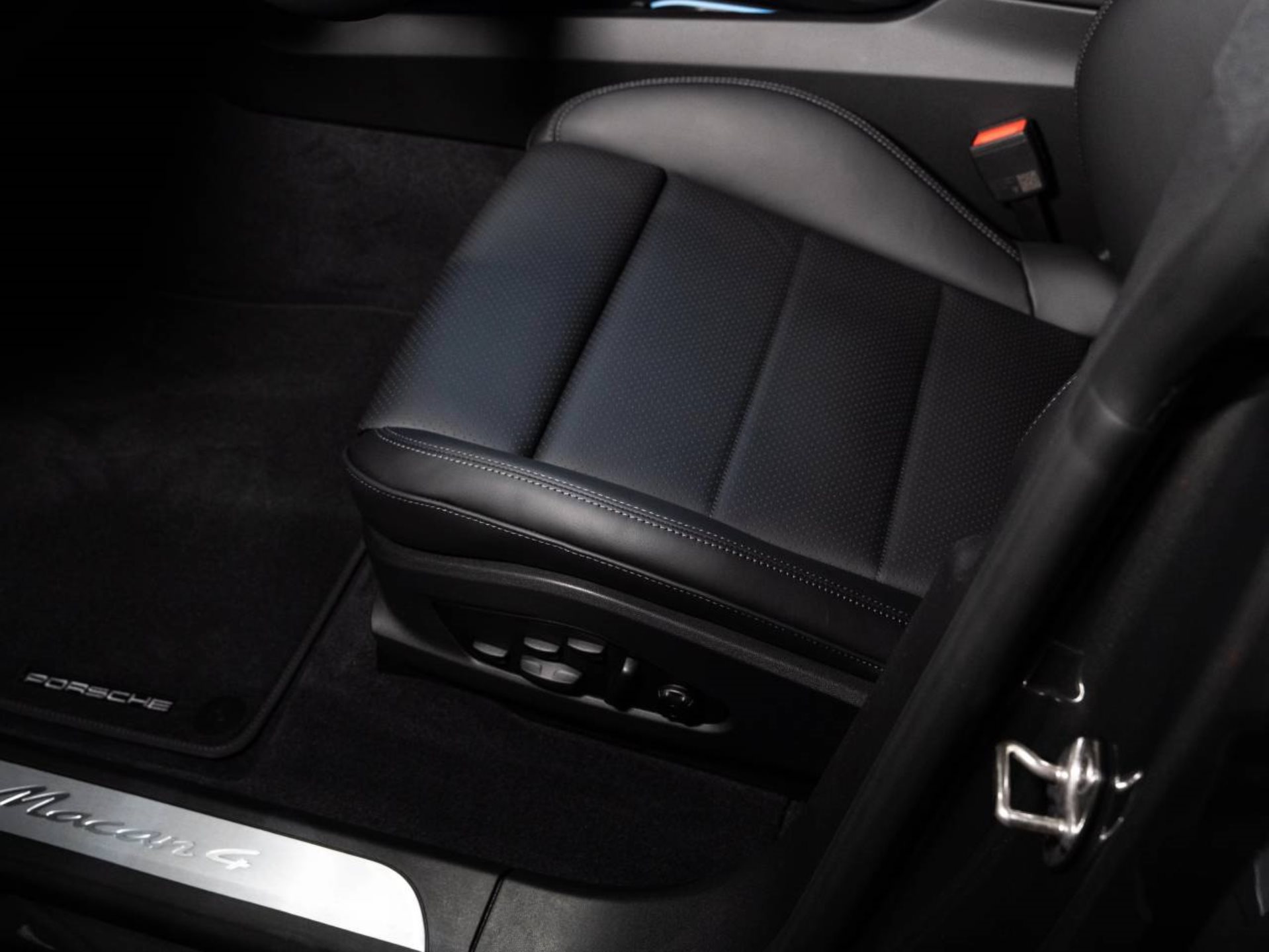 PORSCHE Macan 4-image-12