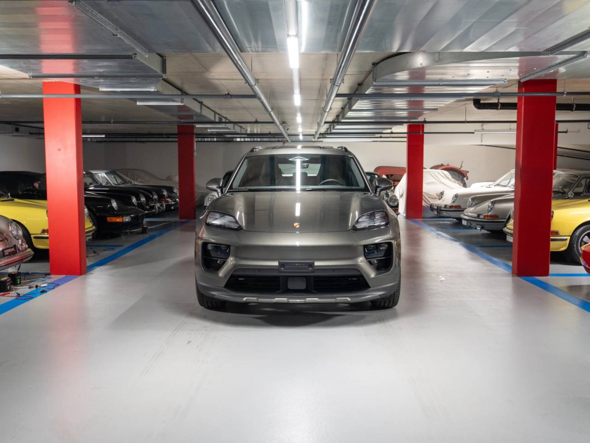 PORSCHE Macan 4-showroom-element-1