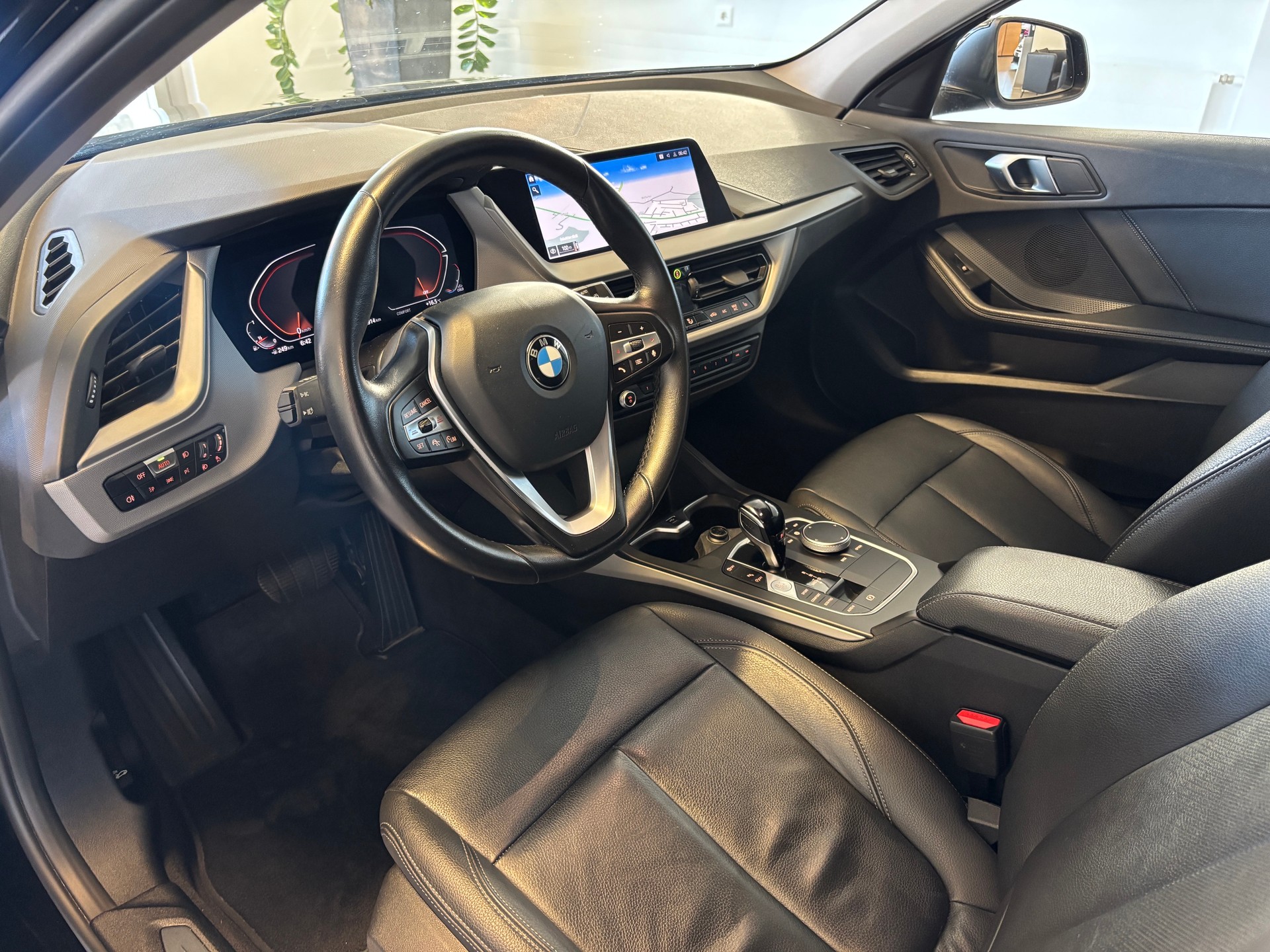 BMW 118i Steptronic-image-4