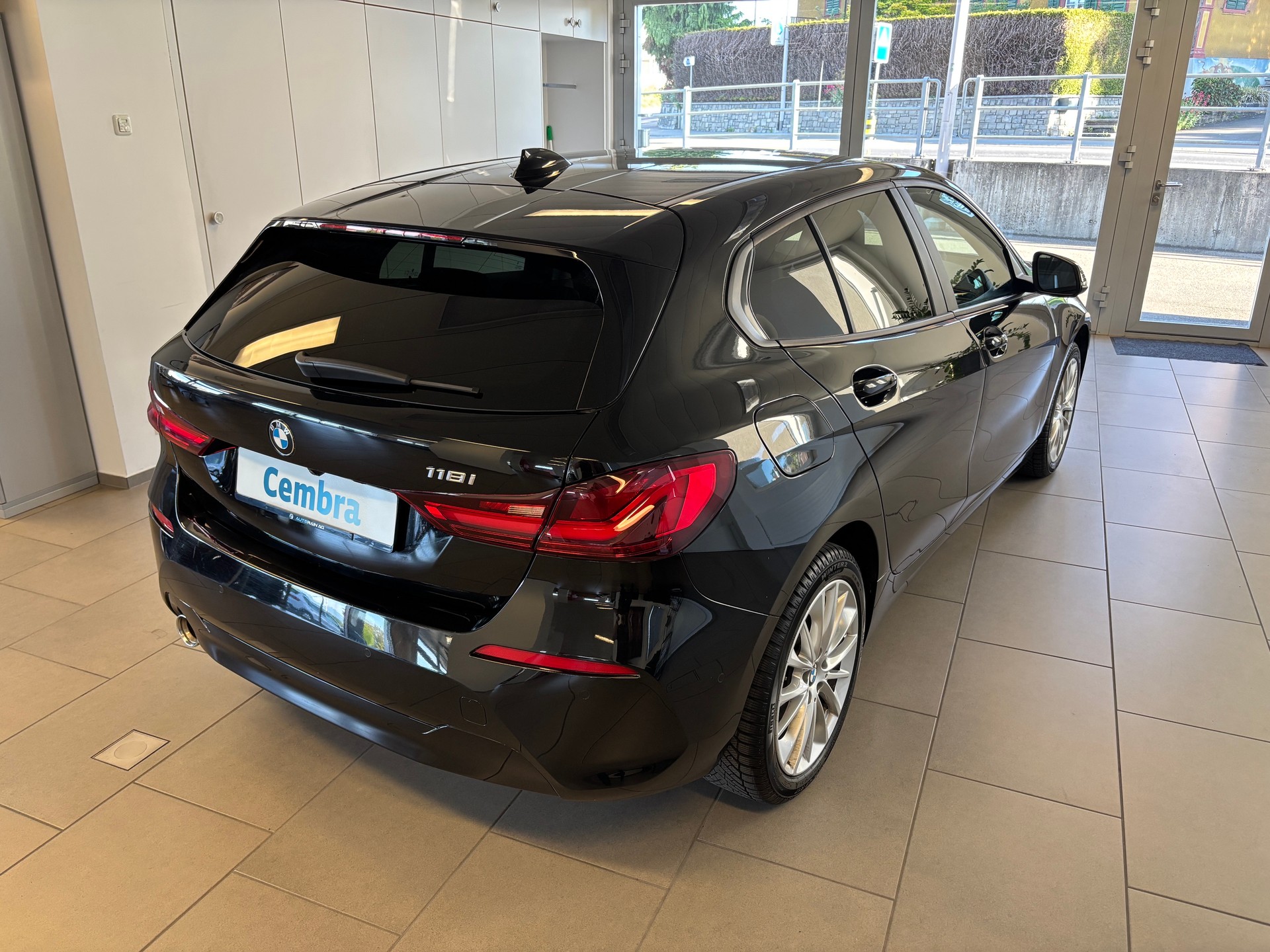 BMW 118i Steptronic-showroom-element-2