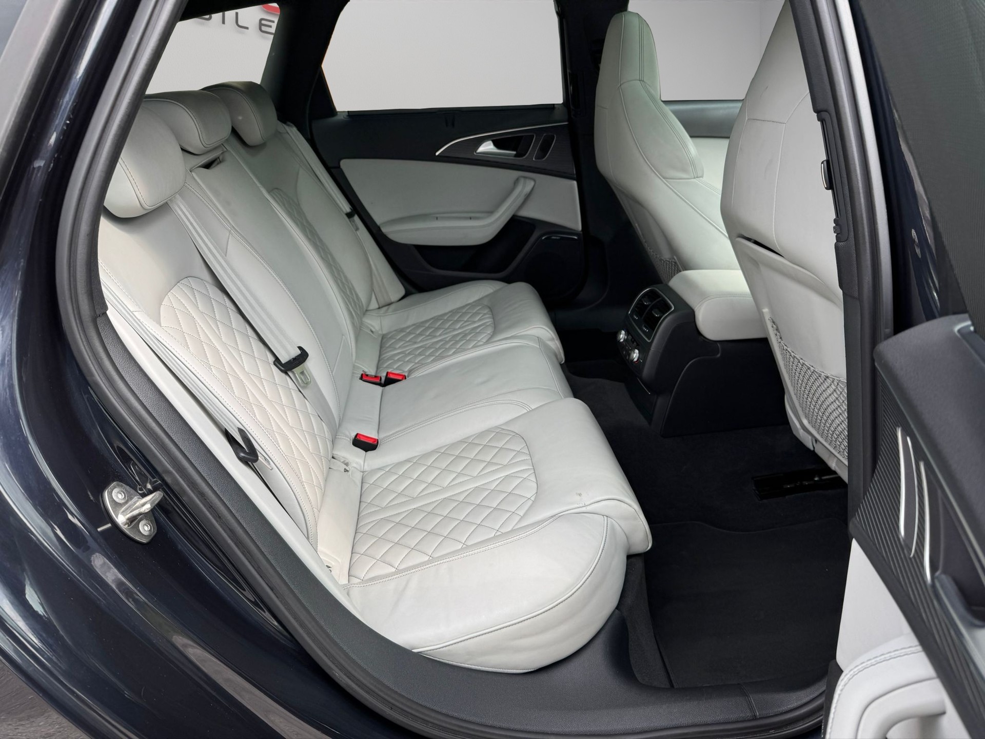 AUDI S6 Avant 4.0 TFSI V8 quattro S-tronic-image-14