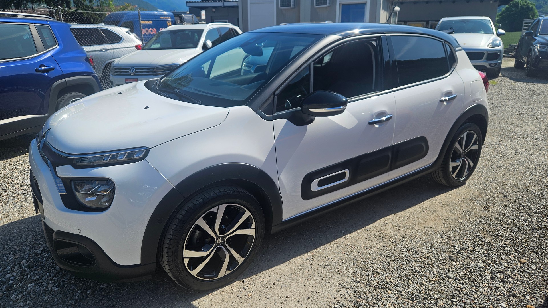 CITROEN C3 1.2i PureTech Shine-image-1