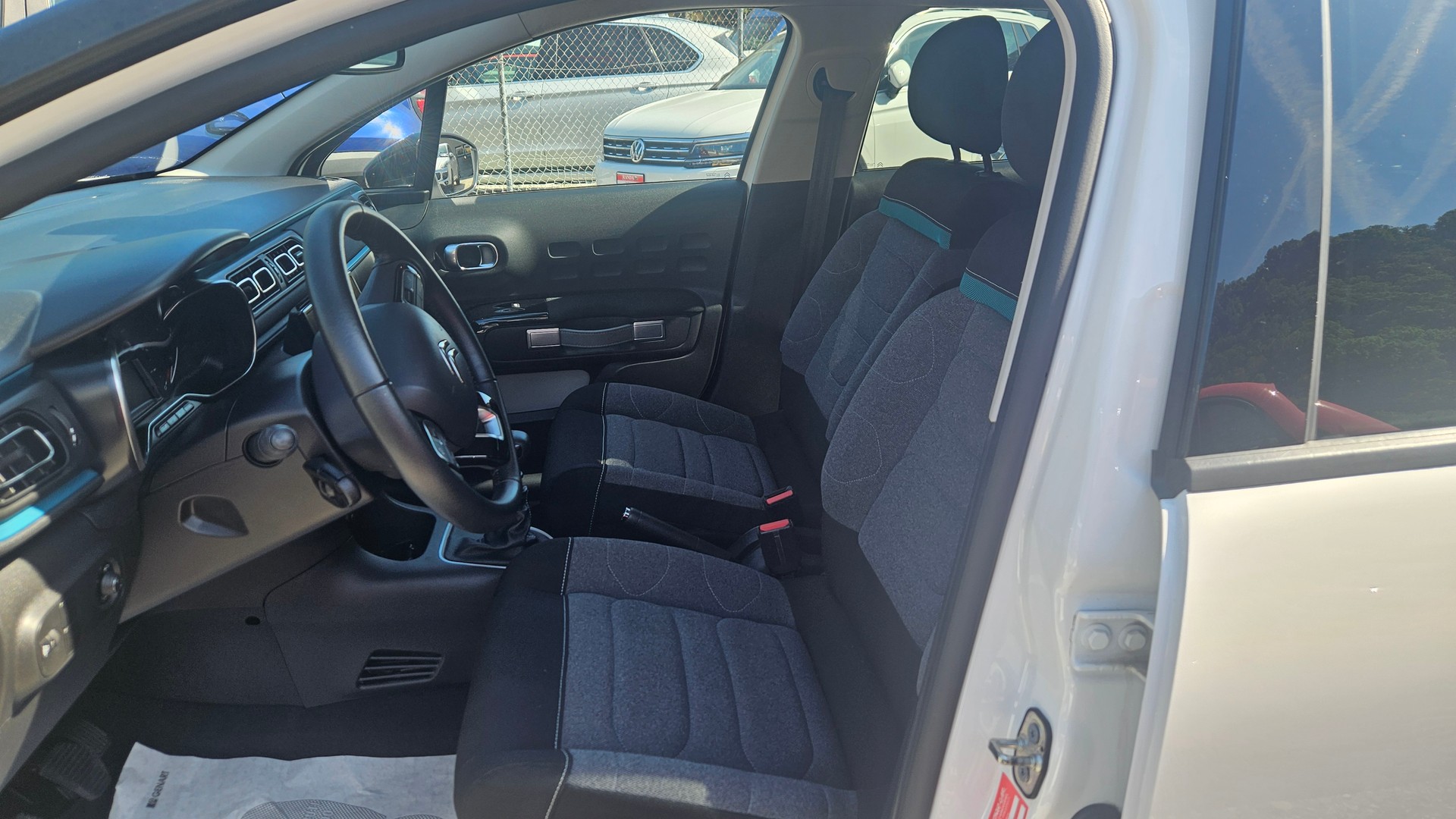 CITROEN C3 1.2i PureTech Shine-image-4