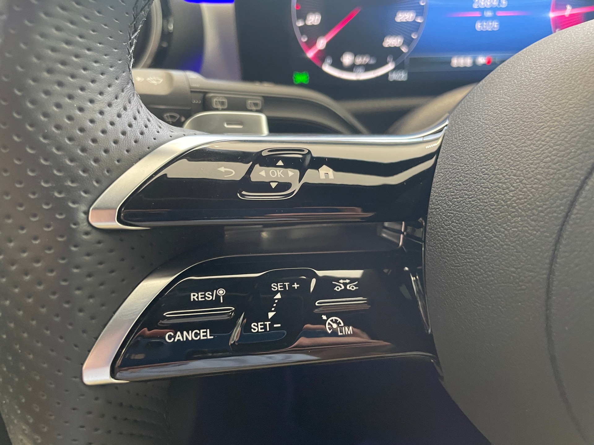 MERCEDES-BENZ A 250 4Matic 8G-DCT AMG Line-image-12