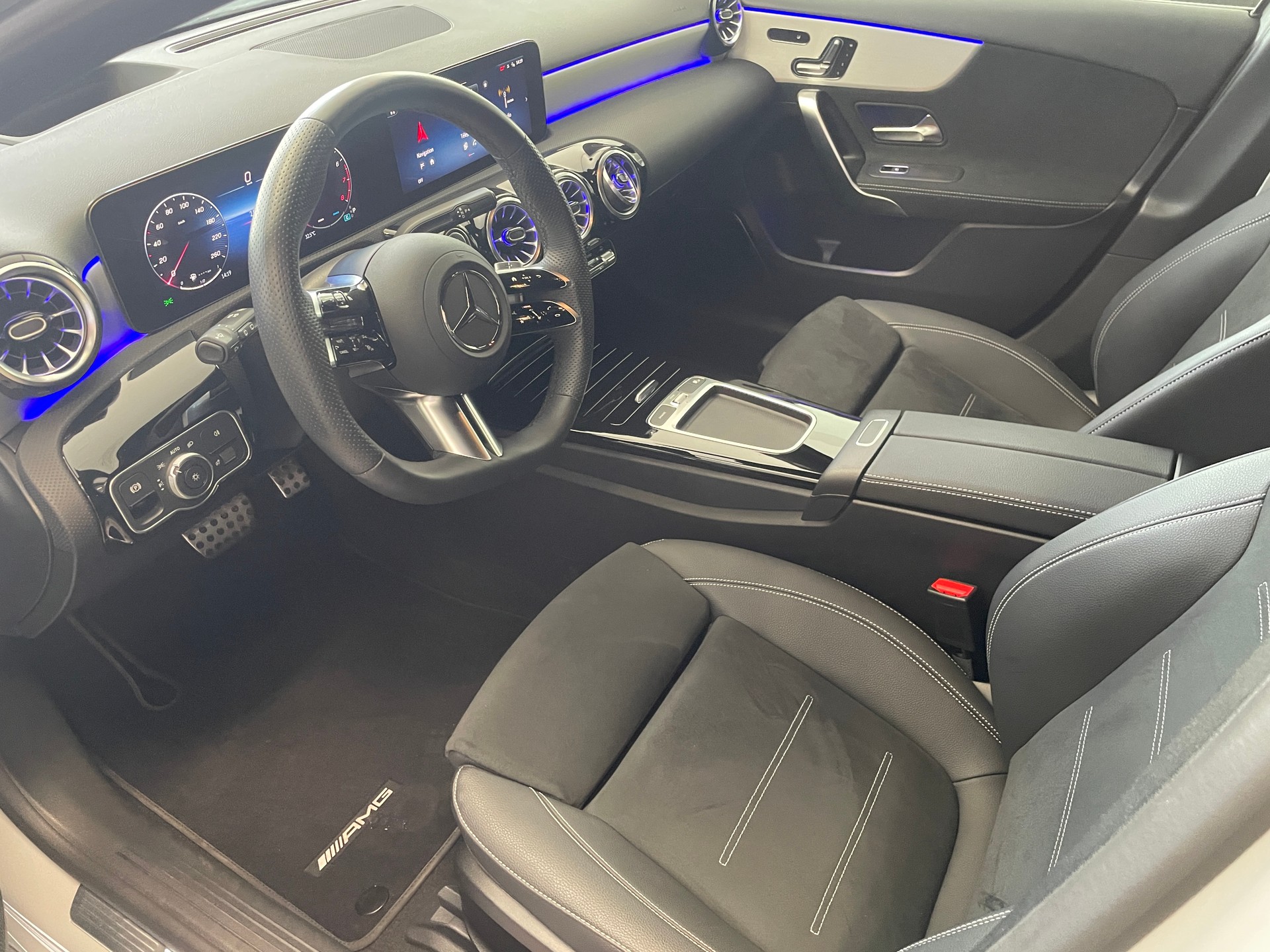 MERCEDES-BENZ A 250 4Matic 8G-DCT AMG Line-image-8