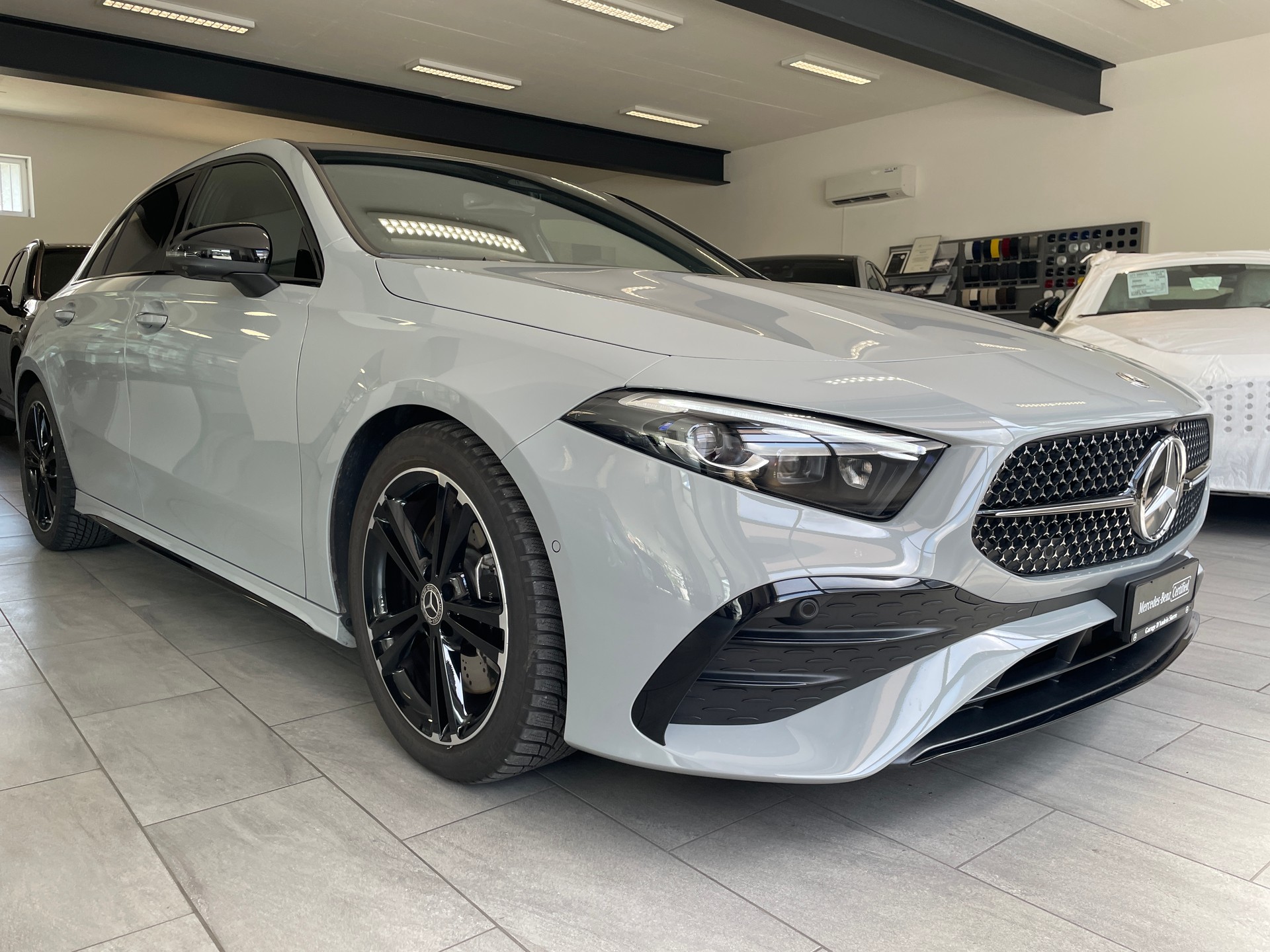 MERCEDES-BENZ A 250 4Matic 8G-DCT AMG Line-showroom-element-3