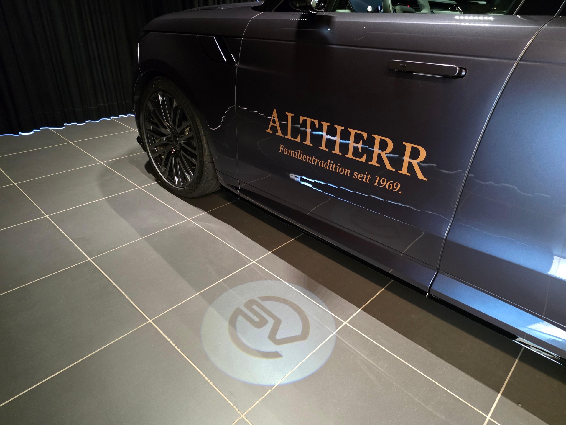 LAND ROVER Range Rover Sport 4.4 V8 SV-image-4