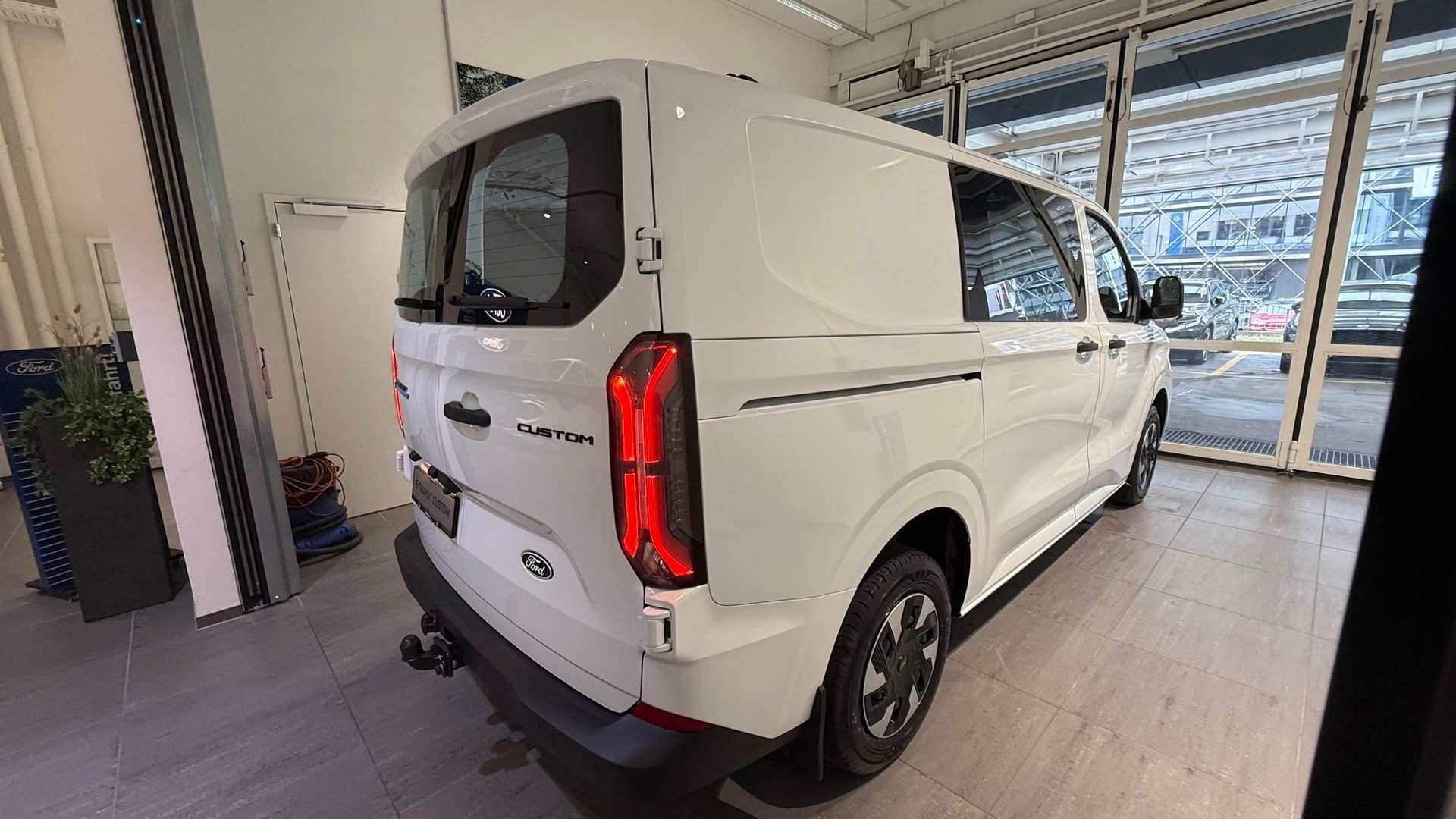 FORD E-Transit C Van 320 L1 Trend-image-6
