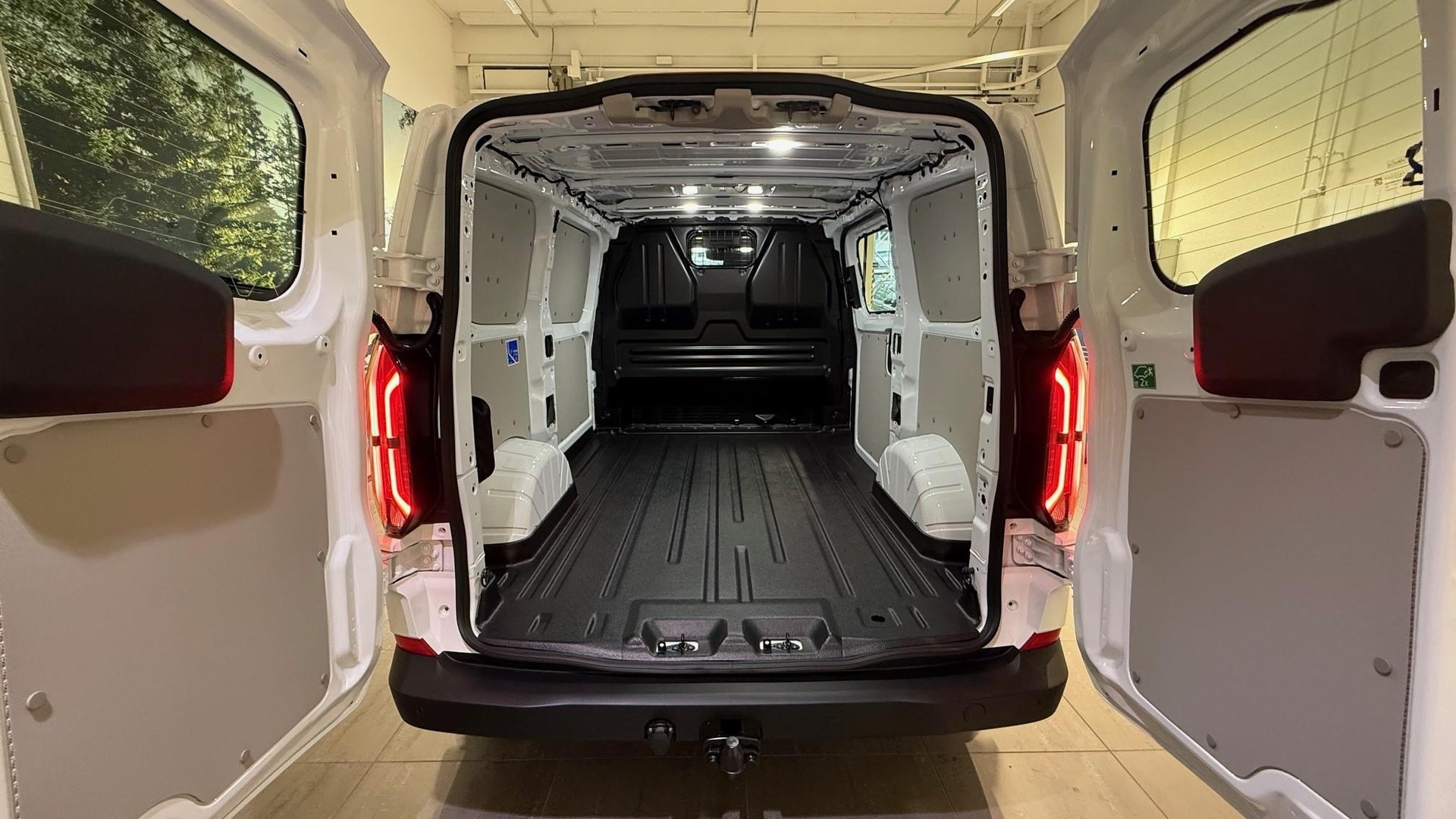 FORD E-Transit C Van 320 L1 Trend-image-5