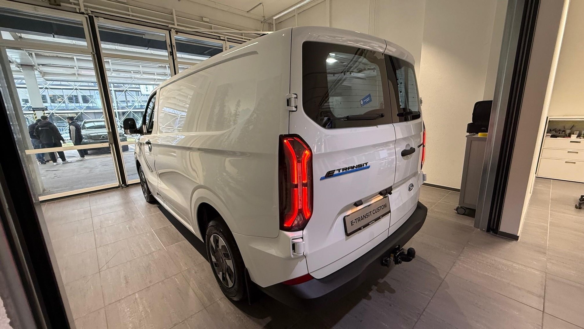 FORD E-Transit C Van 320 L1 Trend-image-4
