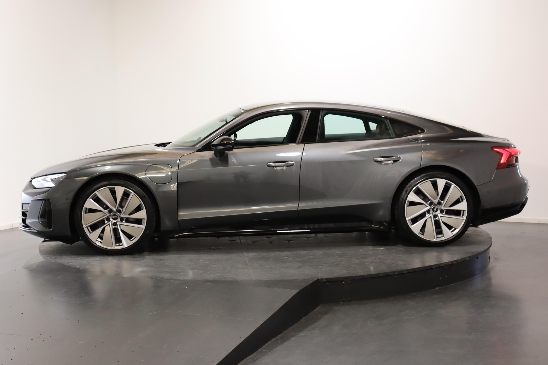AUDI e-tron GT quattro-showroom-element-2