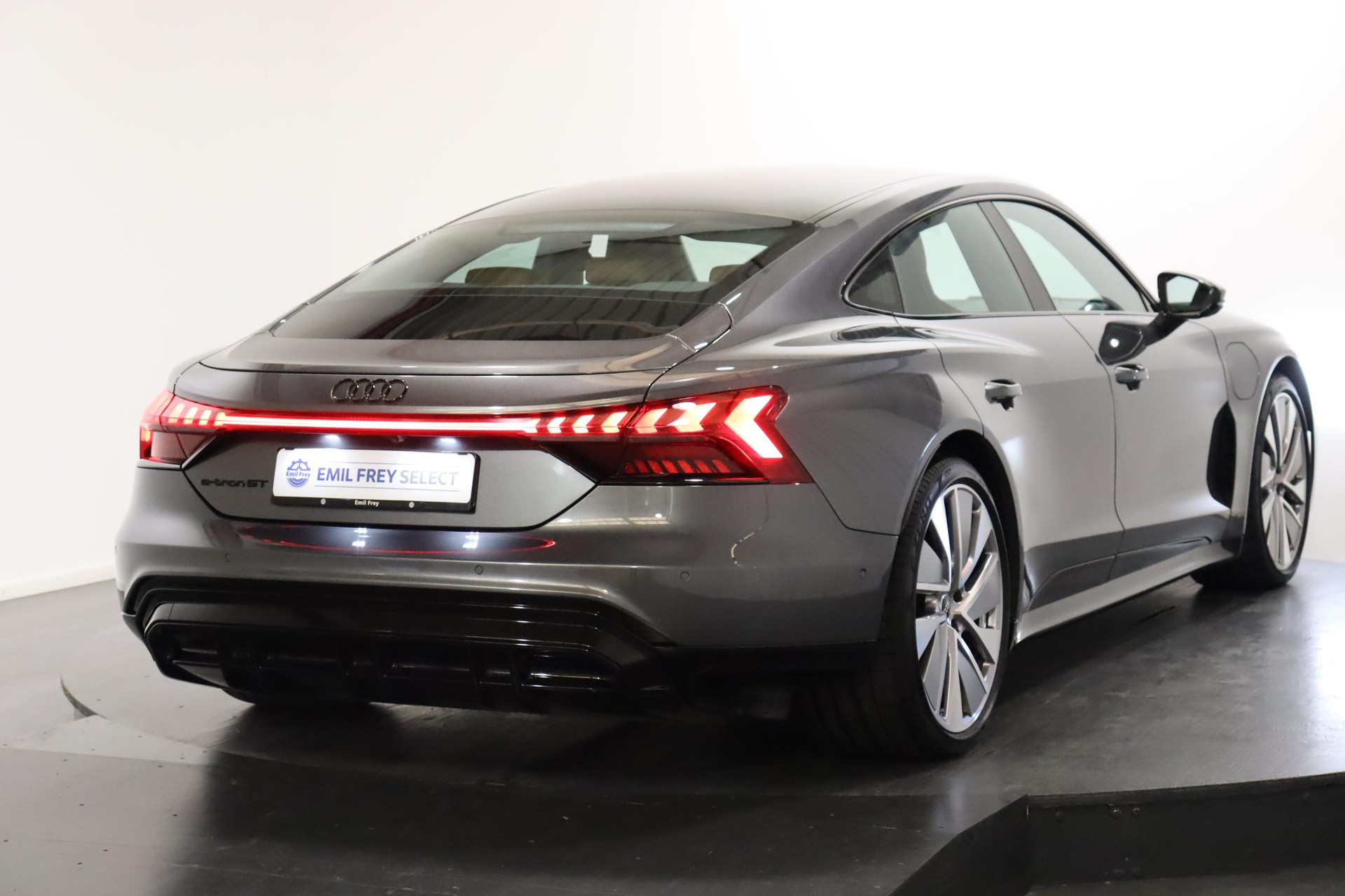 AUDI e-tron GT quattro-showroom-element-3