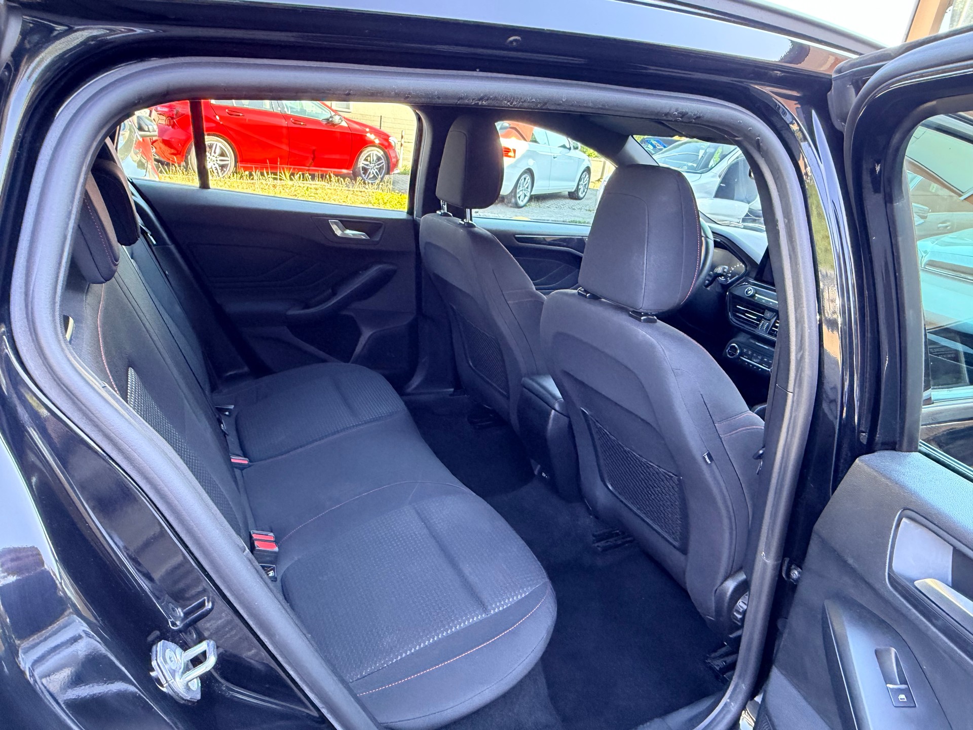 FORD Focus 1.0 SCTi Titanium ST-Line-image-17