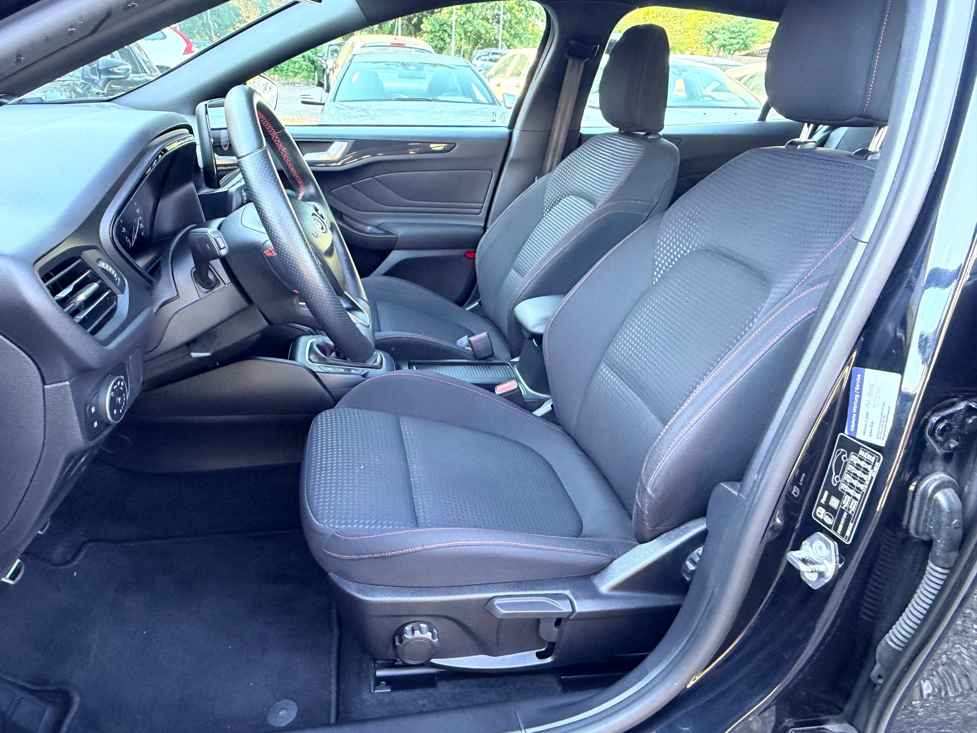 FORD Focus 1.0 SCTi Titanium ST-Line-image-18