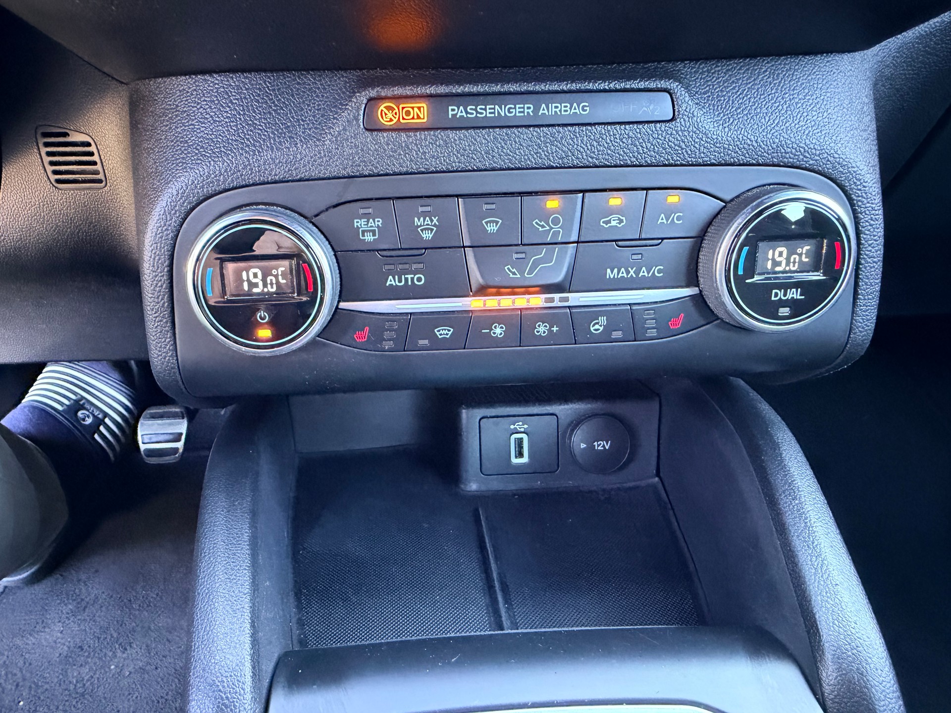 FORD Focus 1.0 SCTi Titanium ST-Line-image-23