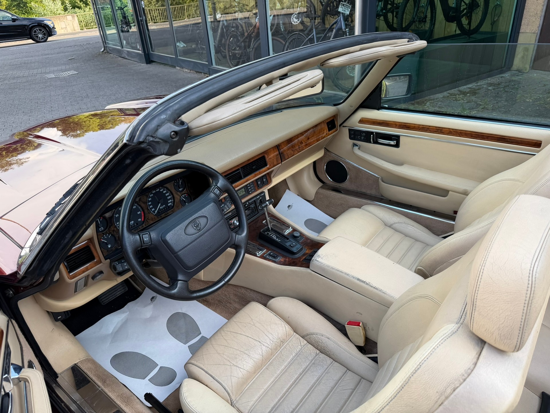 JAGUAR XJS 6.0 V12 Convertible-image-7