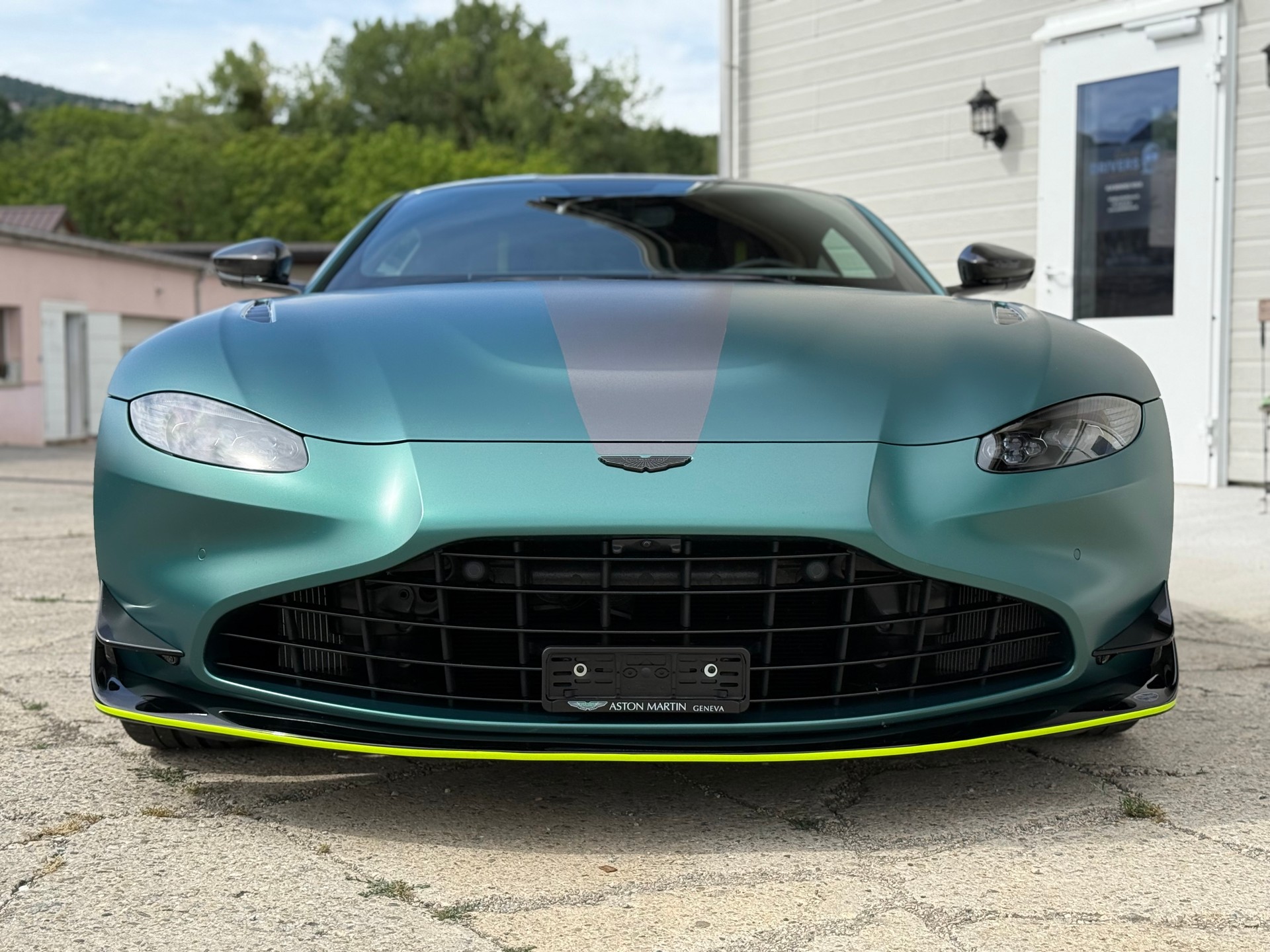 ASTON MARTIN F1-showroom-element-2