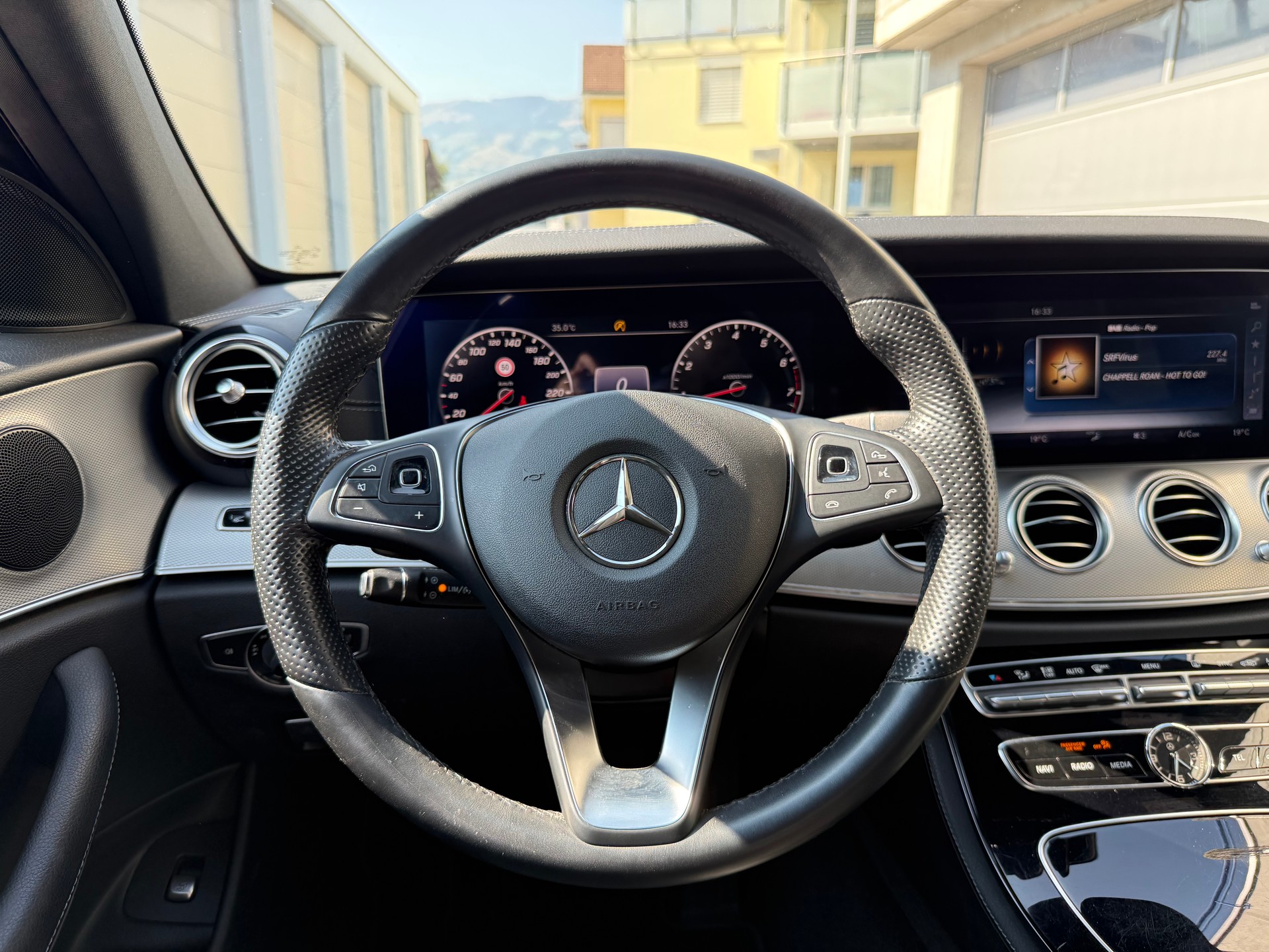 MERCEDES-BENZ E 200 4 Matic 9G-Tronic-image-12