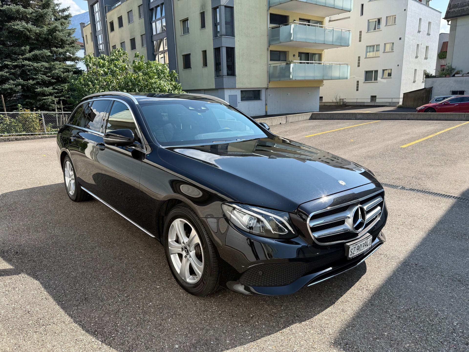 MERCEDES-BENZ E 200 4 Matic 9G-Tronic-showroom-element-2