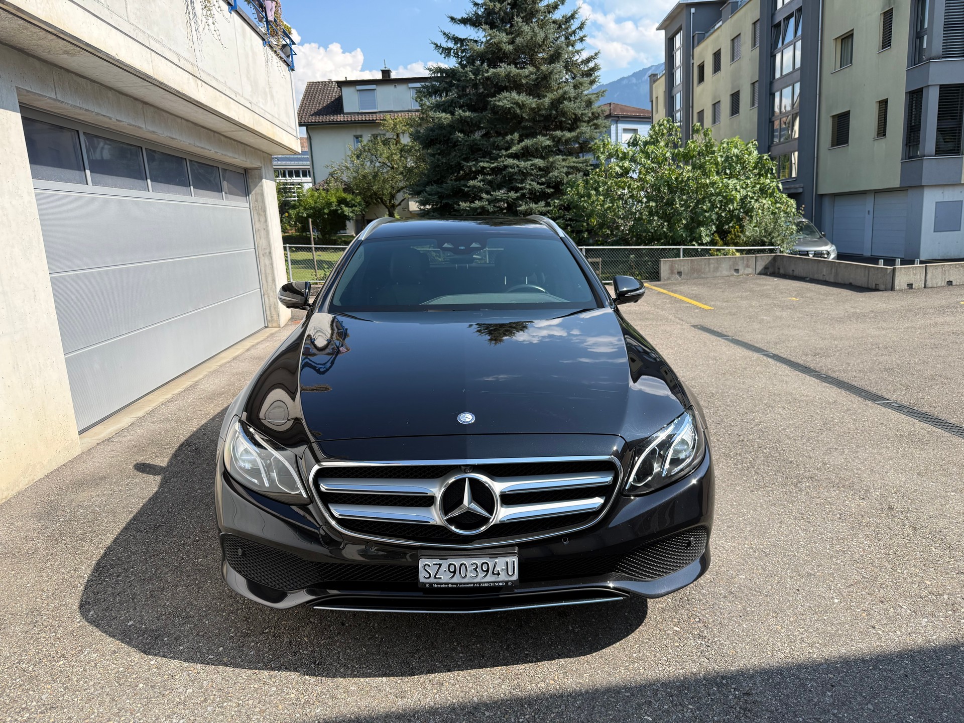 MERCEDES-BENZ E 200 4 Matic 9G-Tronic-showroom-element-1