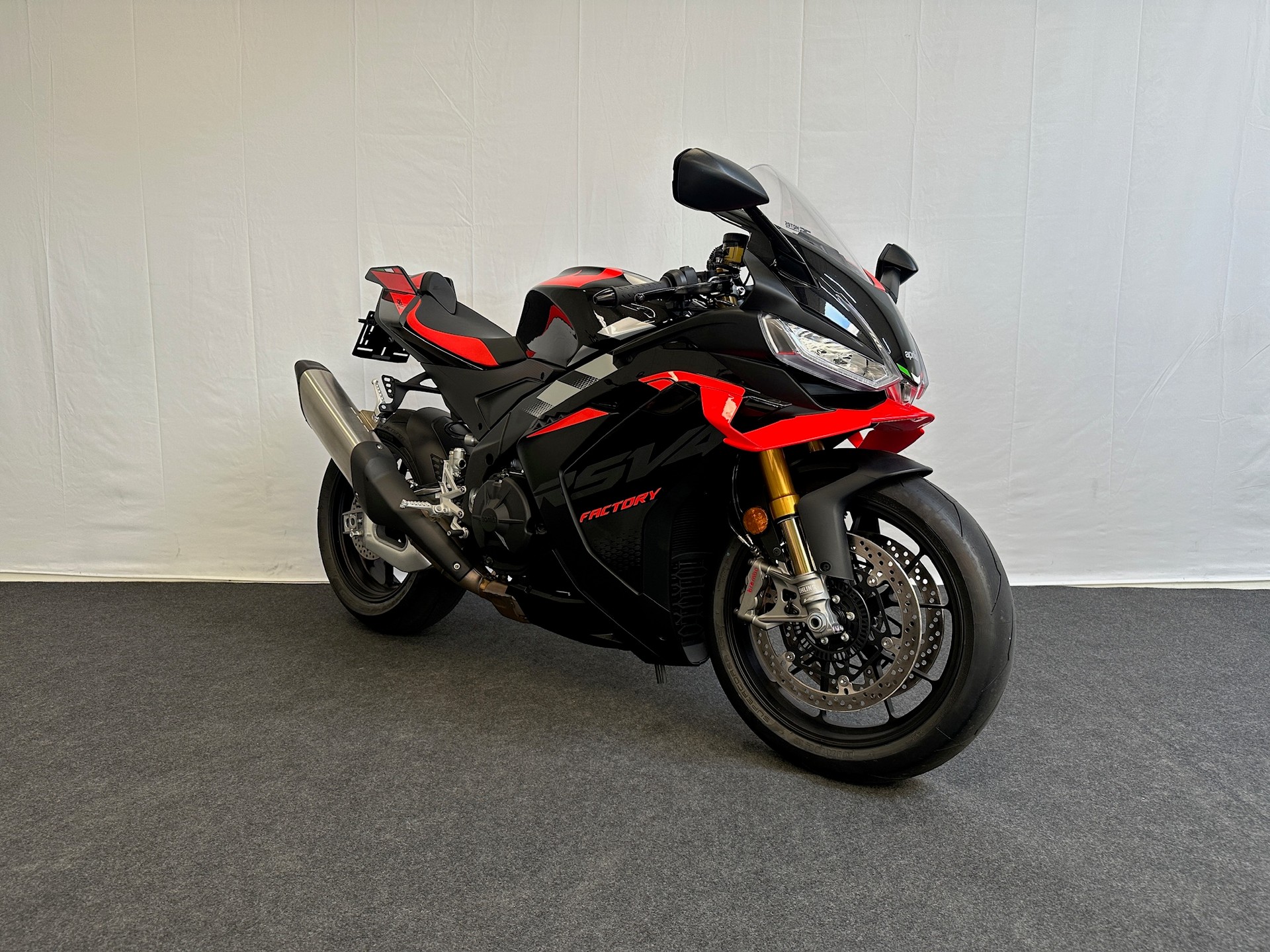 APRILIA RSV4 1100 E5+ Factory-showroom-element-2