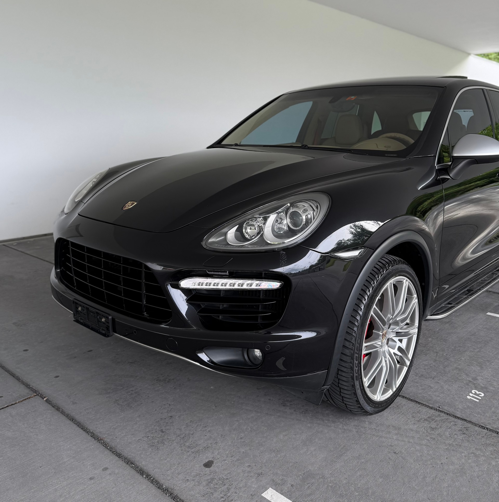 PORSCHE Cayenne Turbo-showroom-element-2