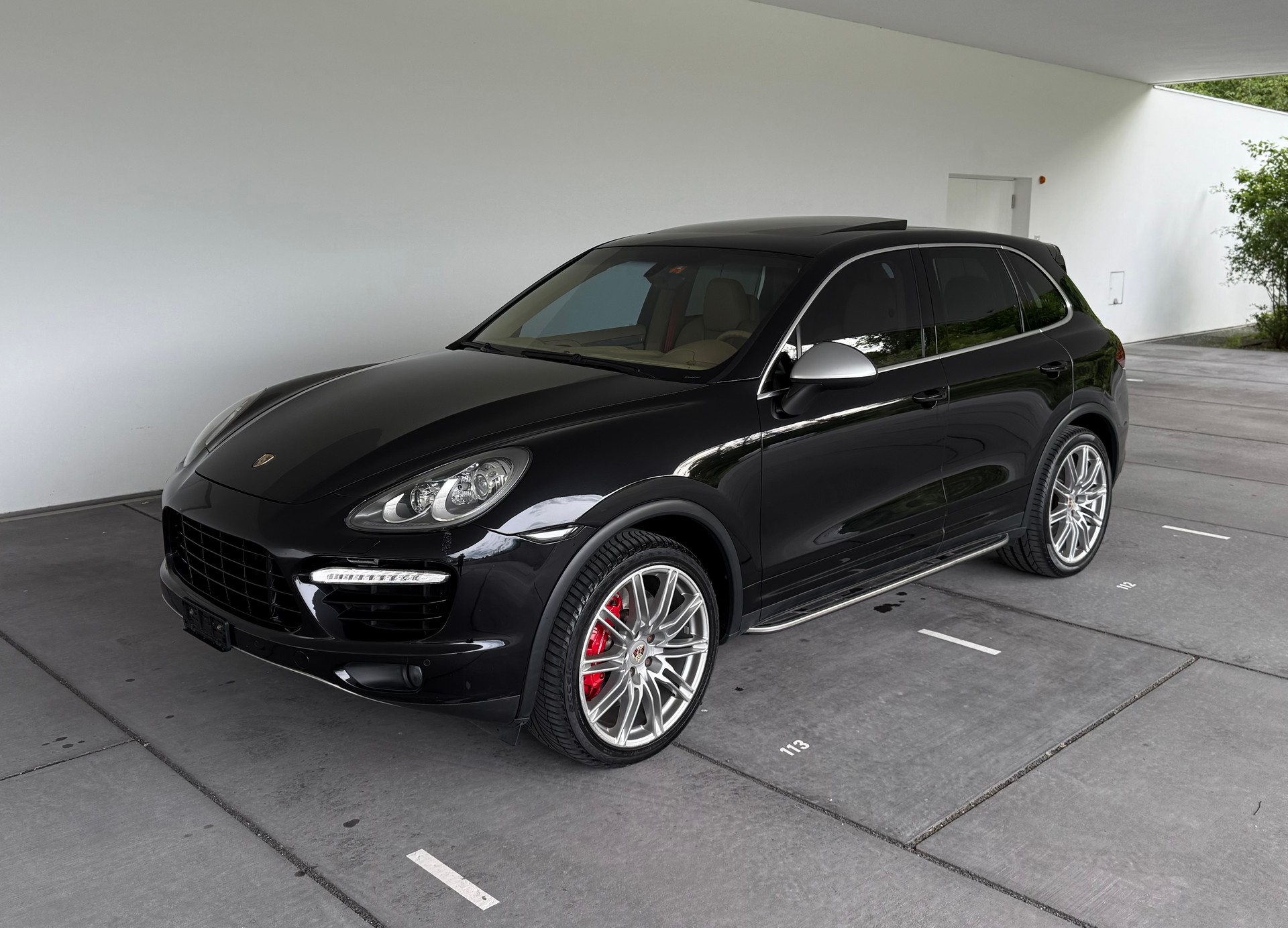 PORSCHE Cayenne Turbo-showroom-element-1