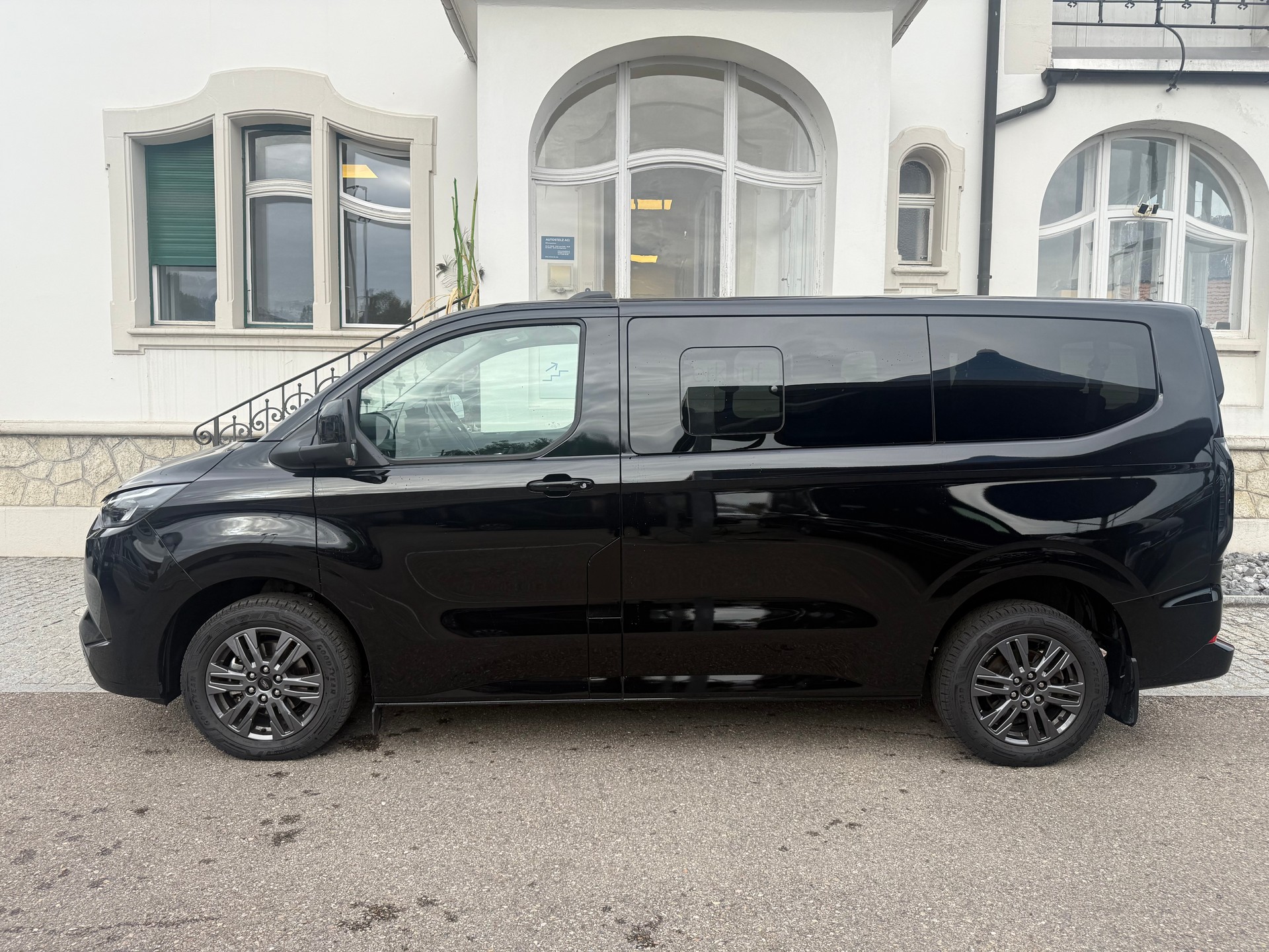 FORD Tourneo Bus 340 L1H1 PHEV Titanium-showroom-element-2