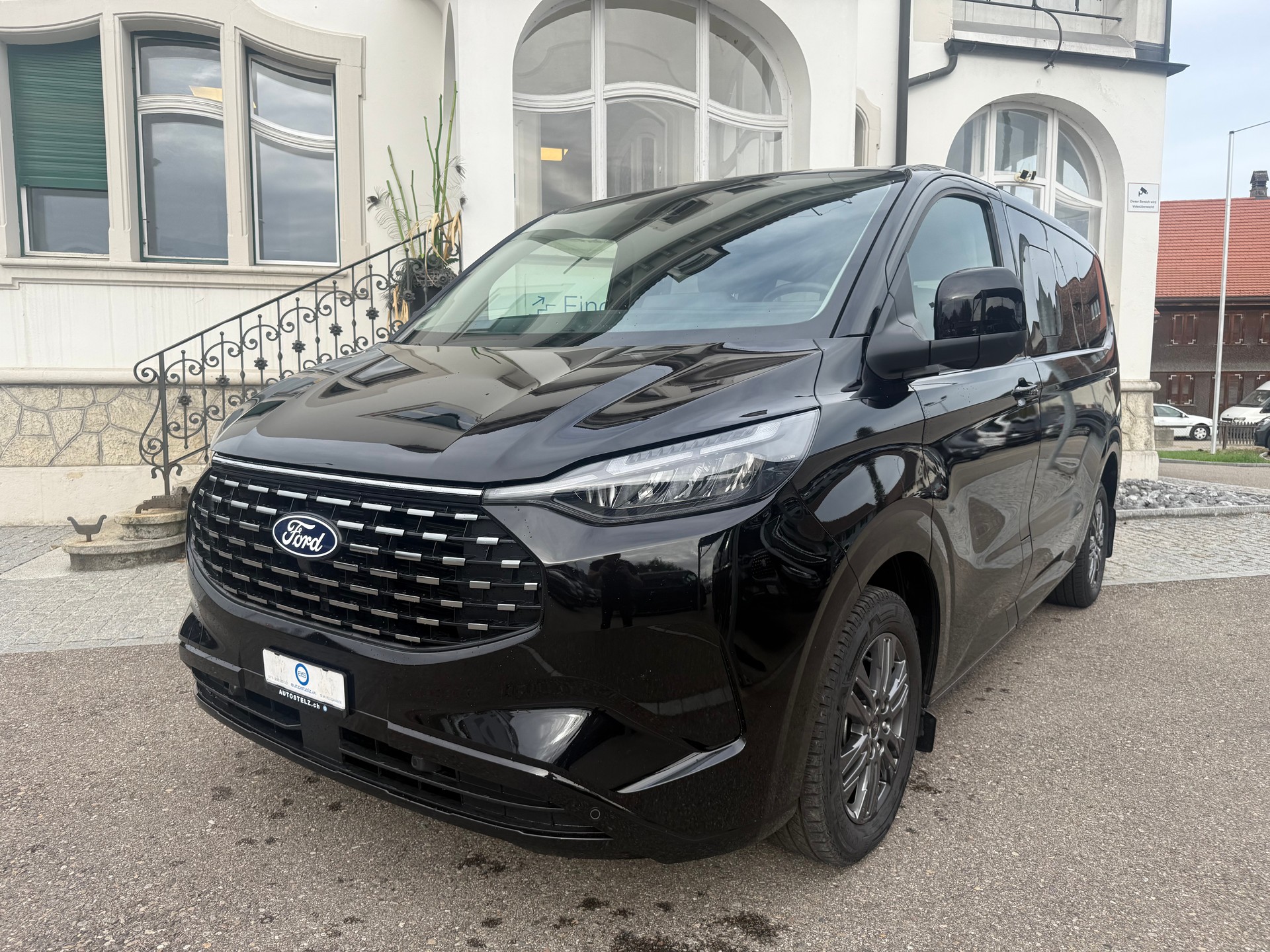 FORD Tourneo Bus 340 L1H1 PHEV Titanium-showroom-element-1
