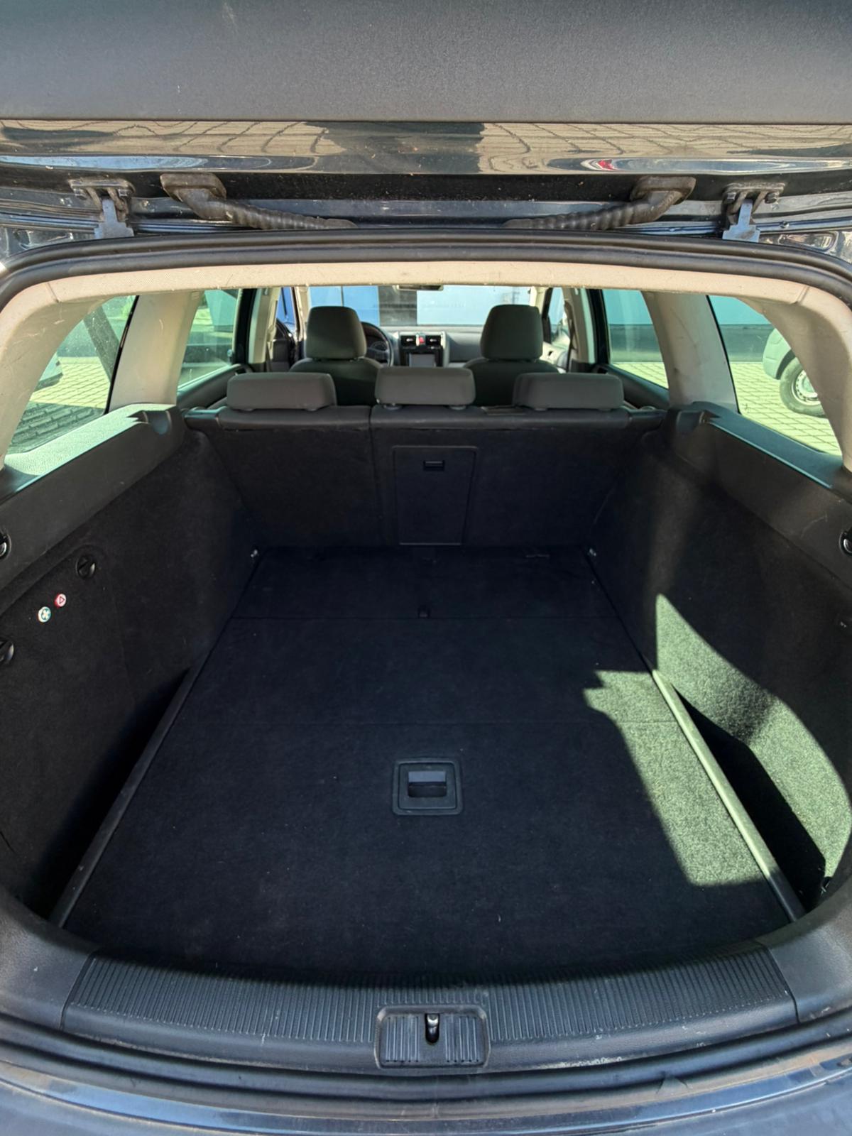 VW Golf Variant 1.9 TDI Trendline 4Motion-image-9