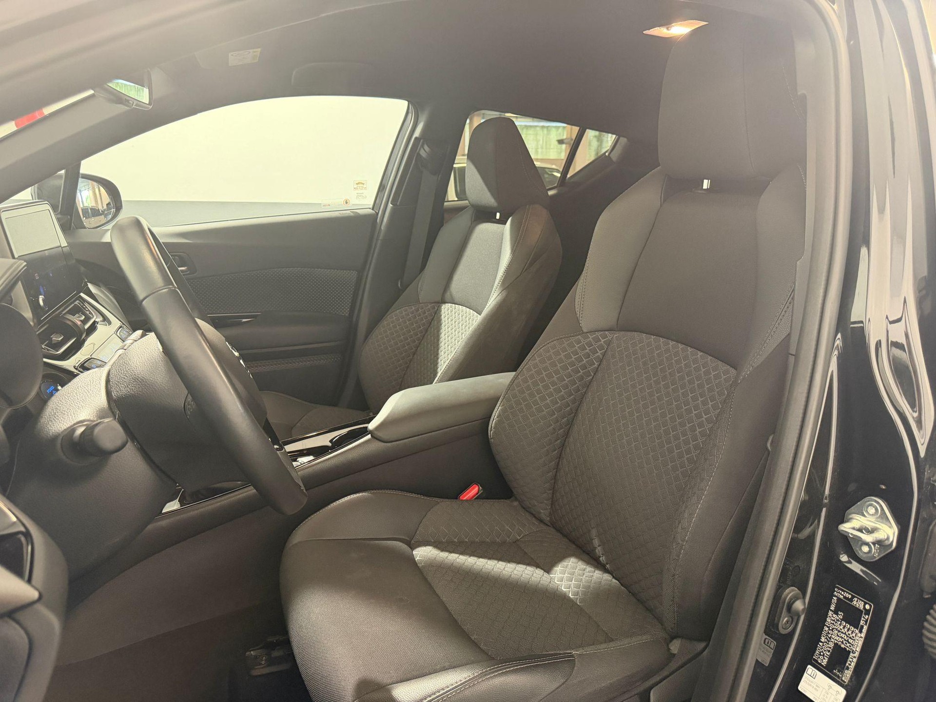 TOYOTA C-HR 1.8 VVTi HSD Comfort-showroom-element-2