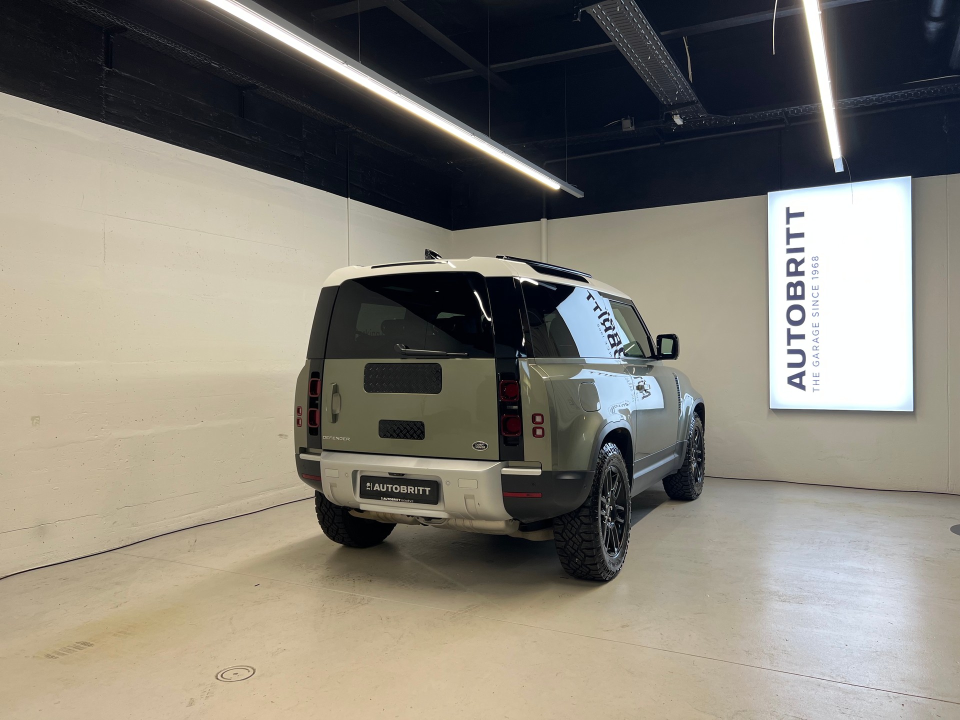 LAND ROVER Defender 90 3.0 D I6 250 SE-showroom-element-1