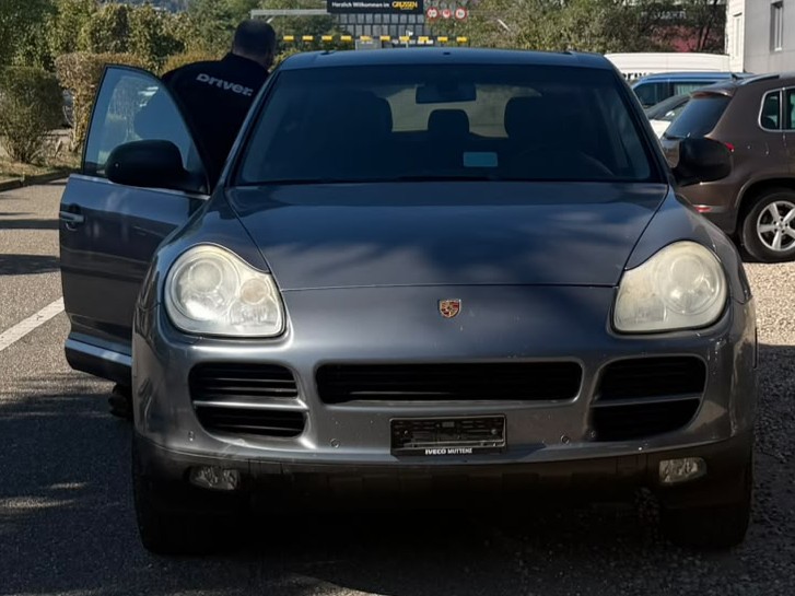 PORSCHE Cayenne S-showroom-element-1