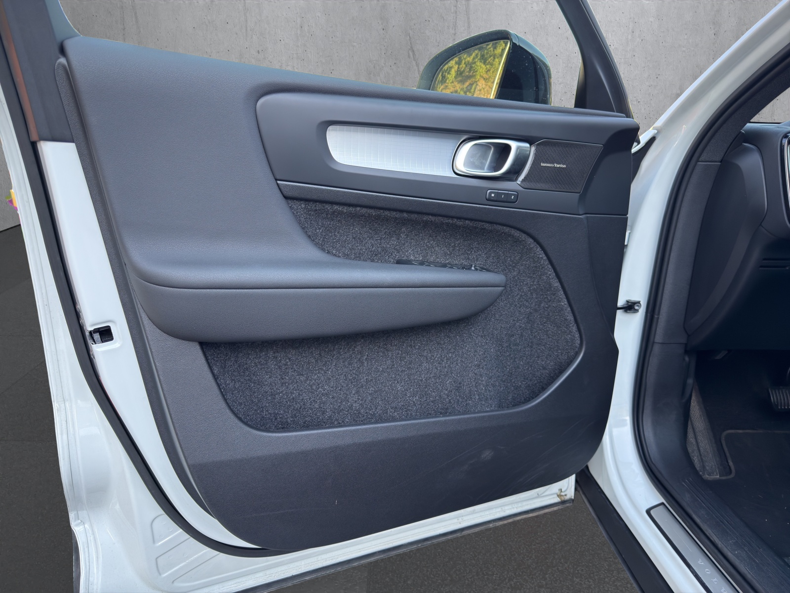 VOLVO XC40 2.0 B3 MH Plus Dark-image-8