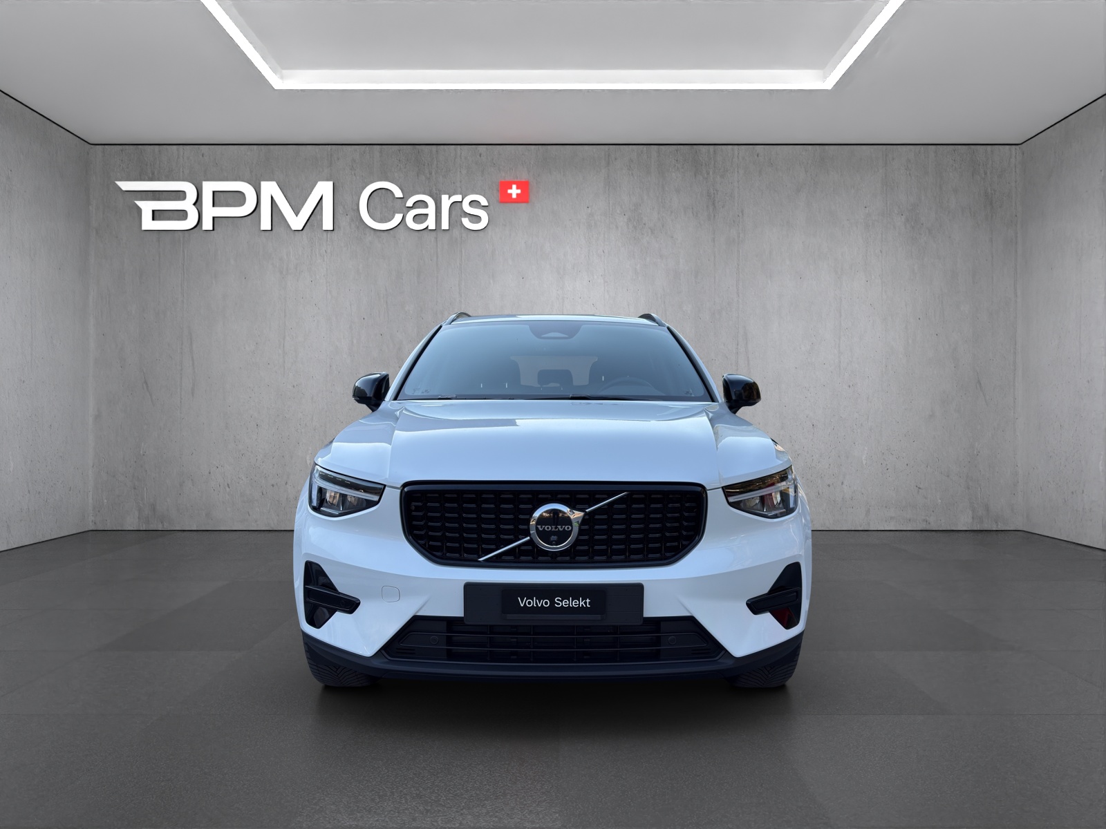 VOLVO XC40 2.0 B3 MH Plus Dark-showroom-element-1