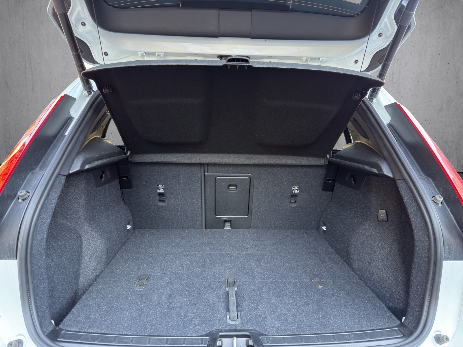 VOLVO XC40 2.0 B3 MH Plus Dark-image-15