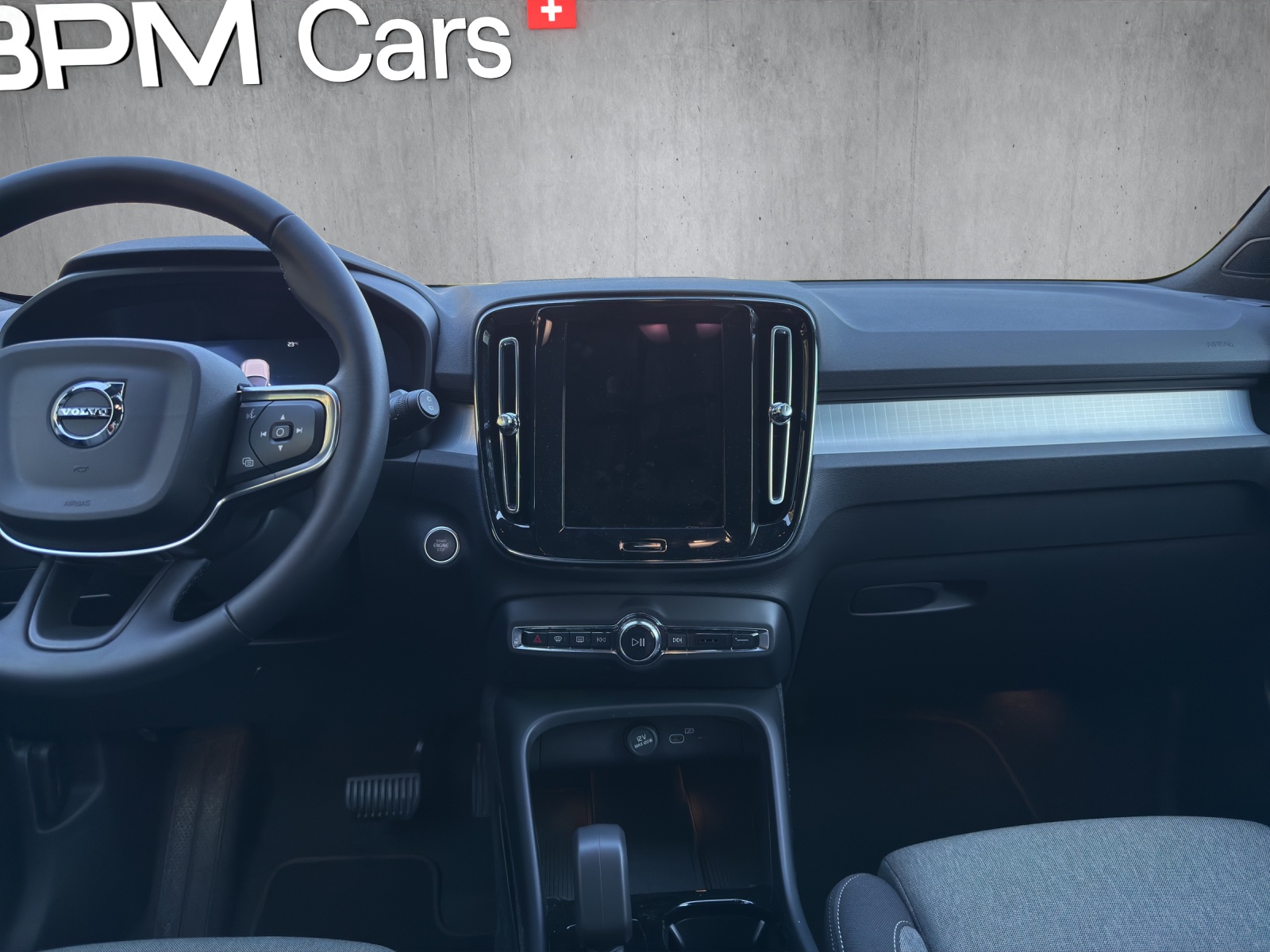 VOLVO XC40 2.0 B3 MH Plus Dark-image-12