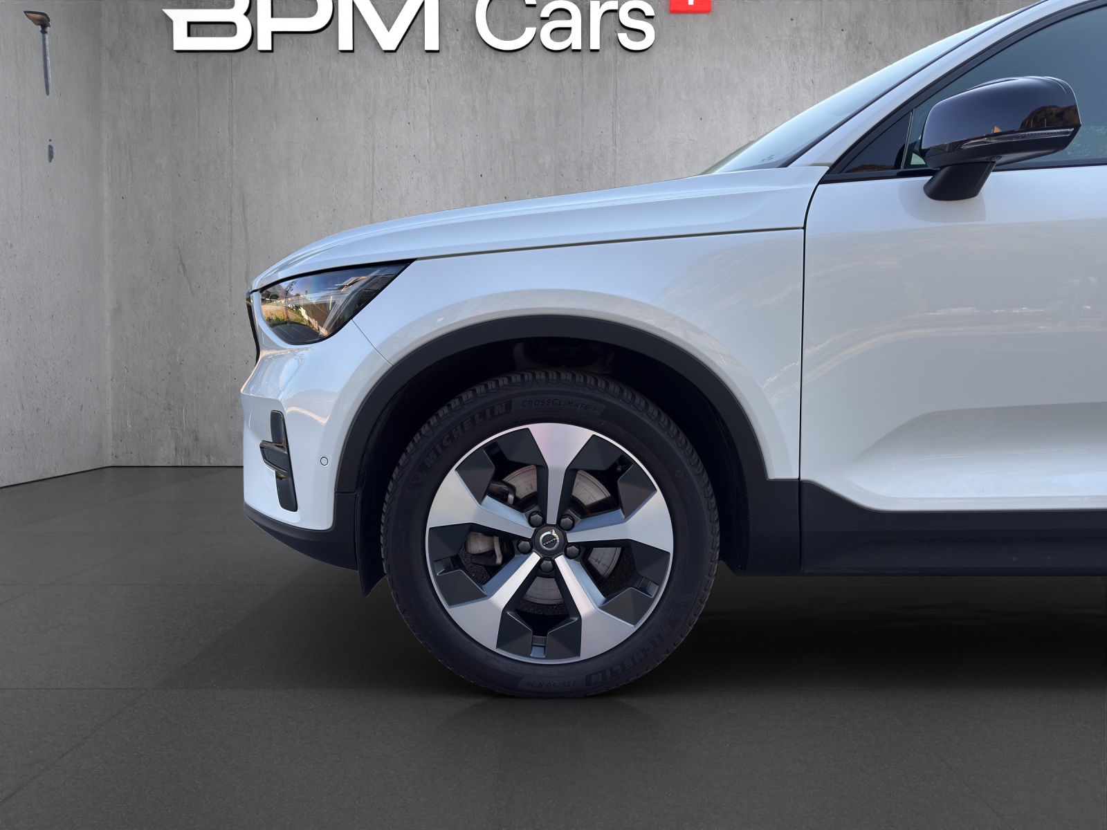 VOLVO XC40 2.0 B3 MH Plus Dark-showroom-element-3