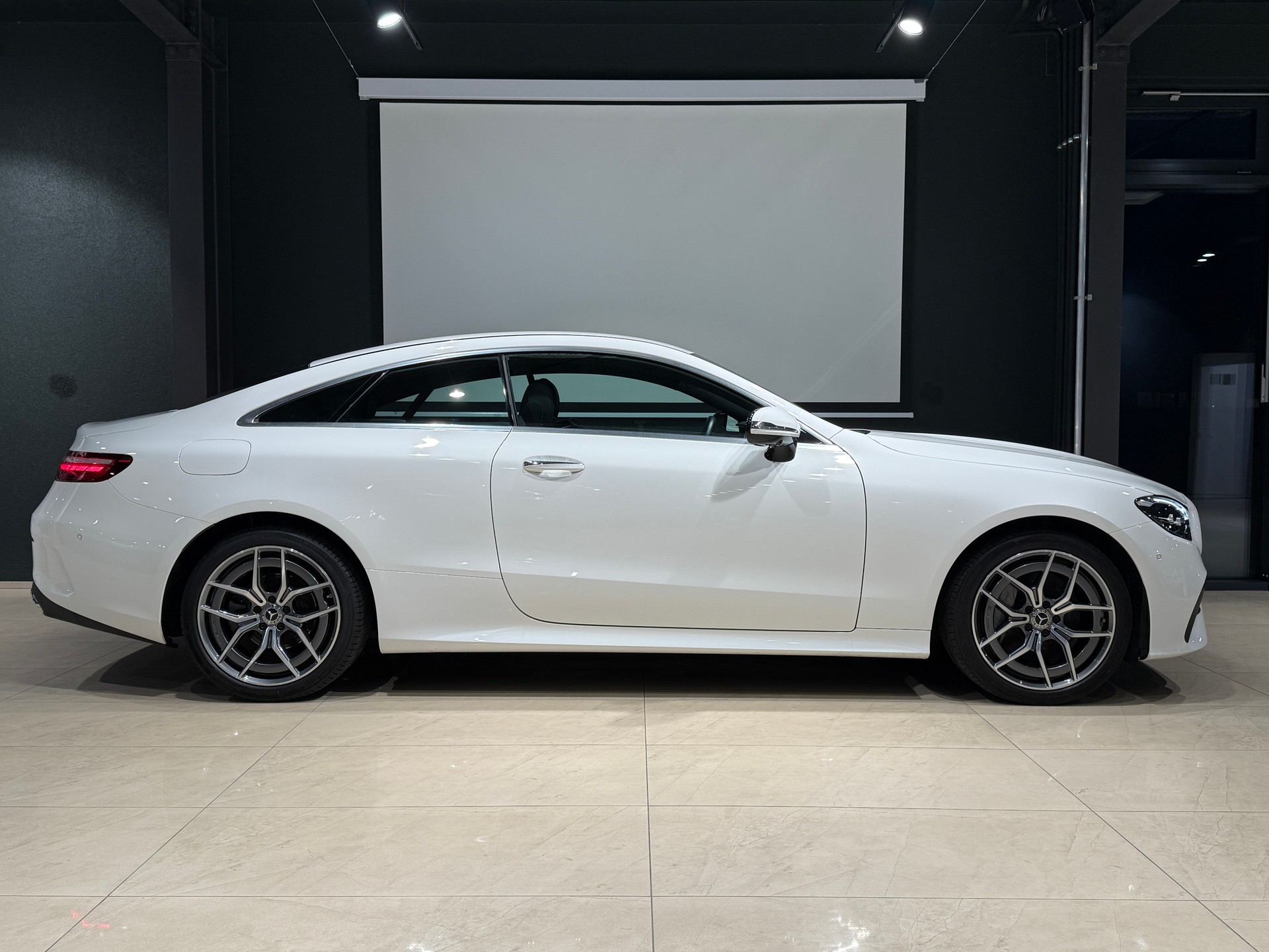 MERCEDES-BENZ E 220 d Coupé 4Matic AMG Line 9G-Tronic-showroom-element-3