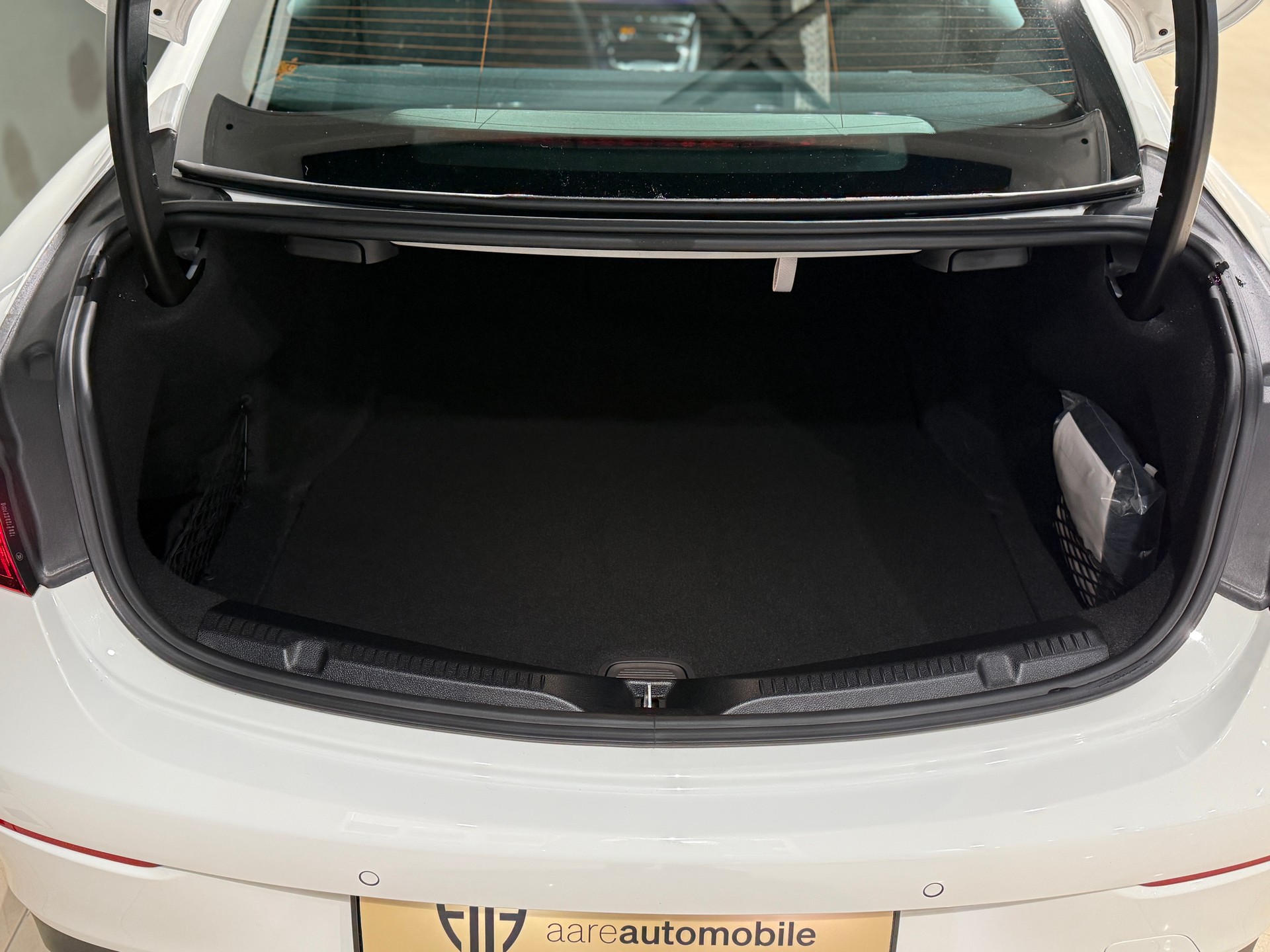 MERCEDES-BENZ E 220 d Coupé 4Matic AMG Line 9G-Tronic-image-16