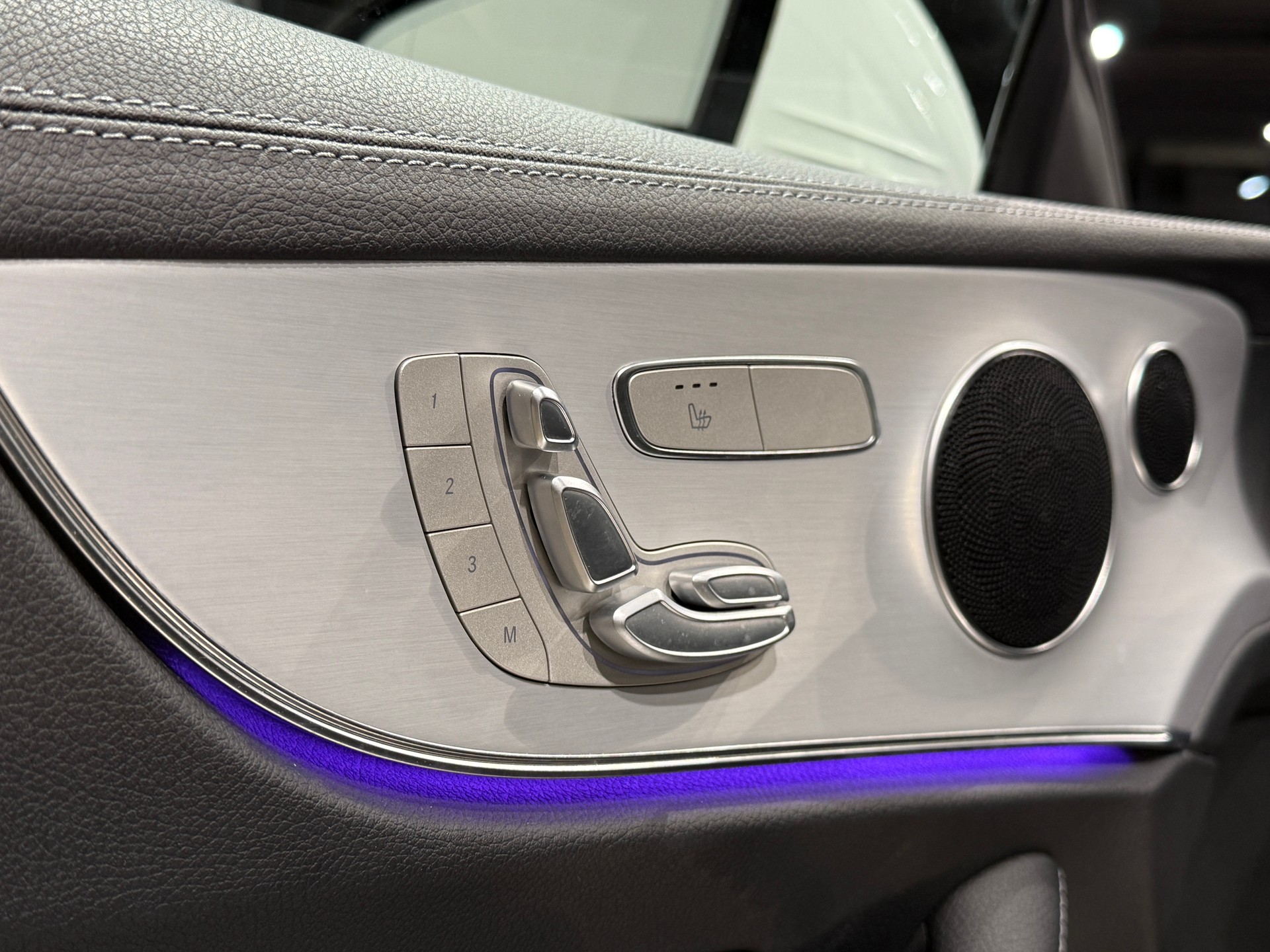 MERCEDES-BENZ E 220 d Coupé 4Matic AMG Line 9G-Tronic-image-12