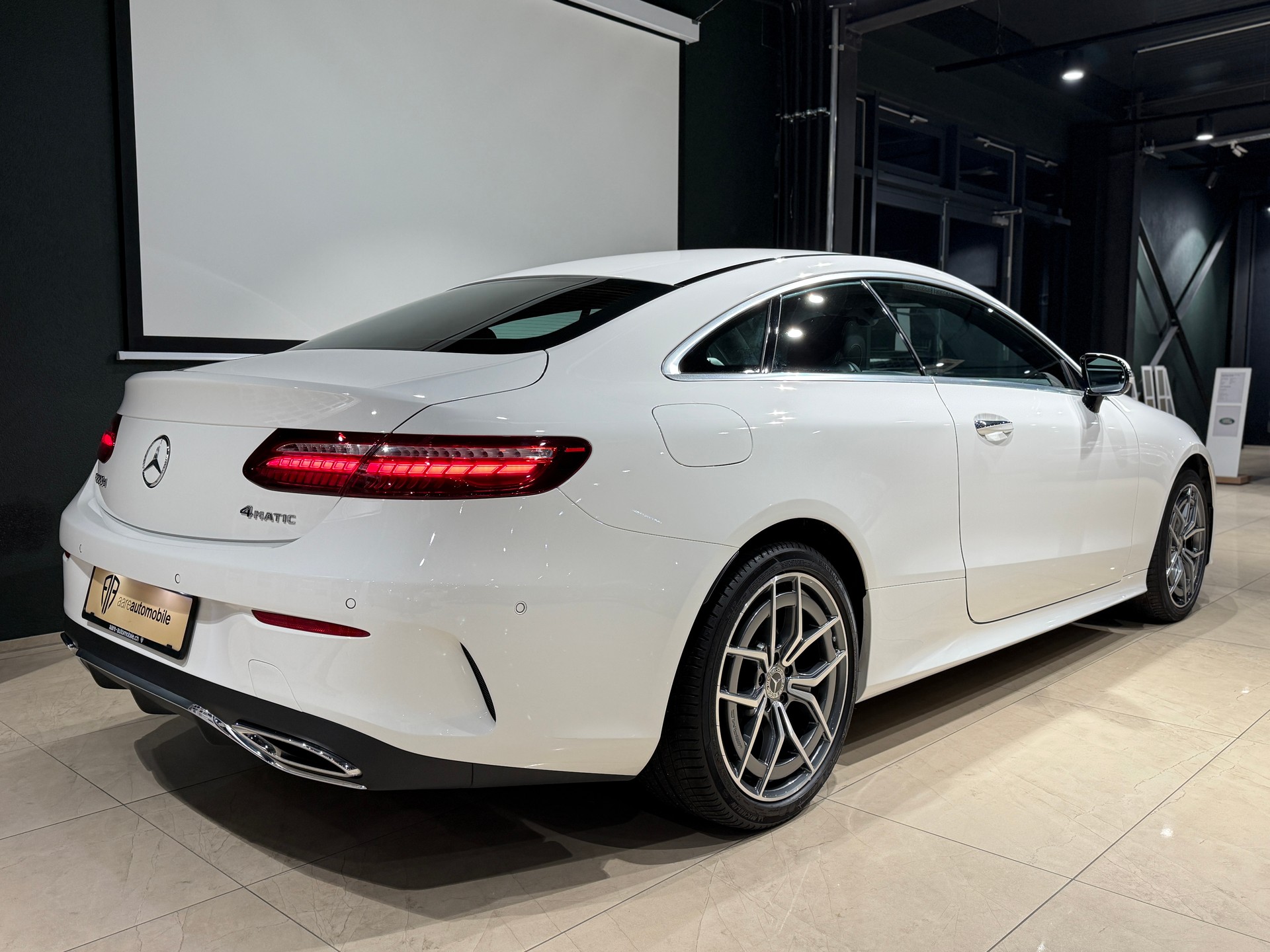 MERCEDES-BENZ E 220 d Coupé 4Matic AMG Line 9G-Tronic-image-5