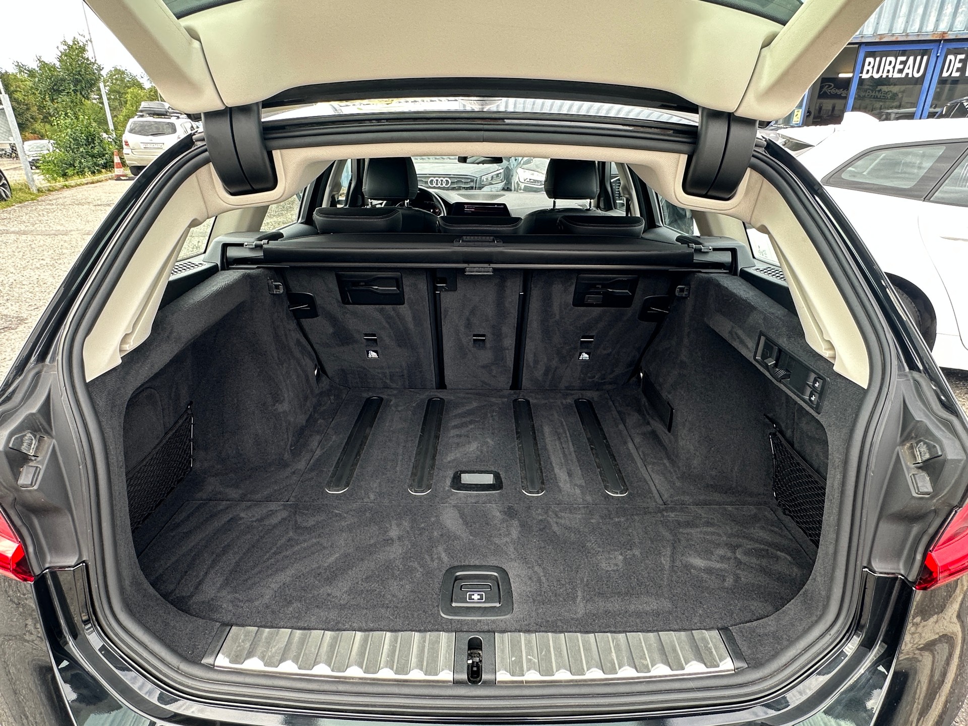 BMW 320d xDrive 48V Touring Steptronic-image-14