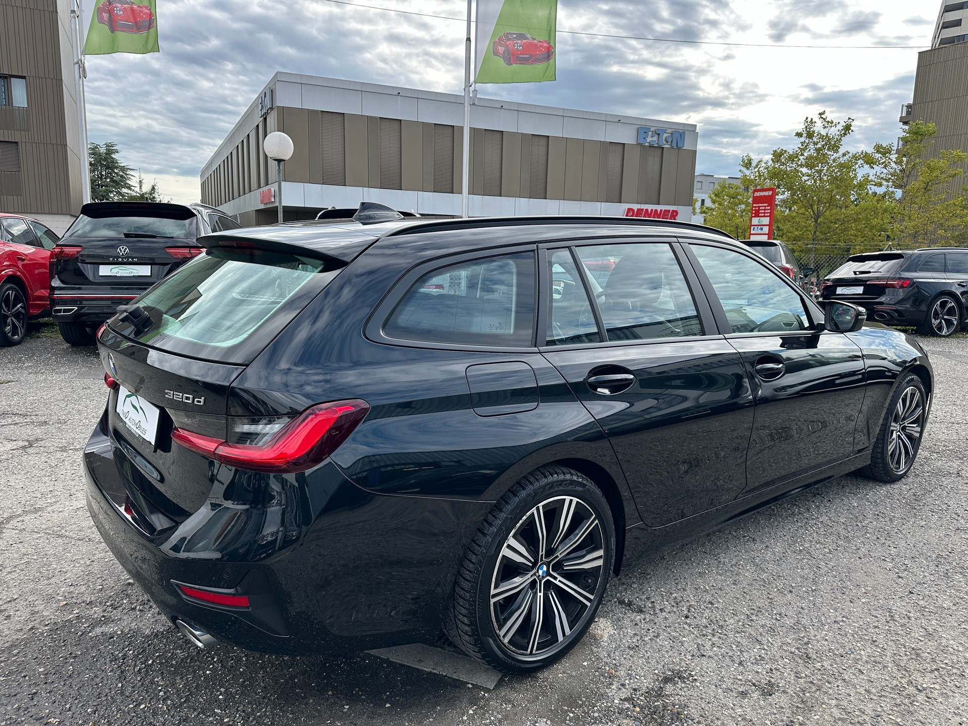 BMW 320d xDrive 48V Touring Steptronic-showroom-element-3