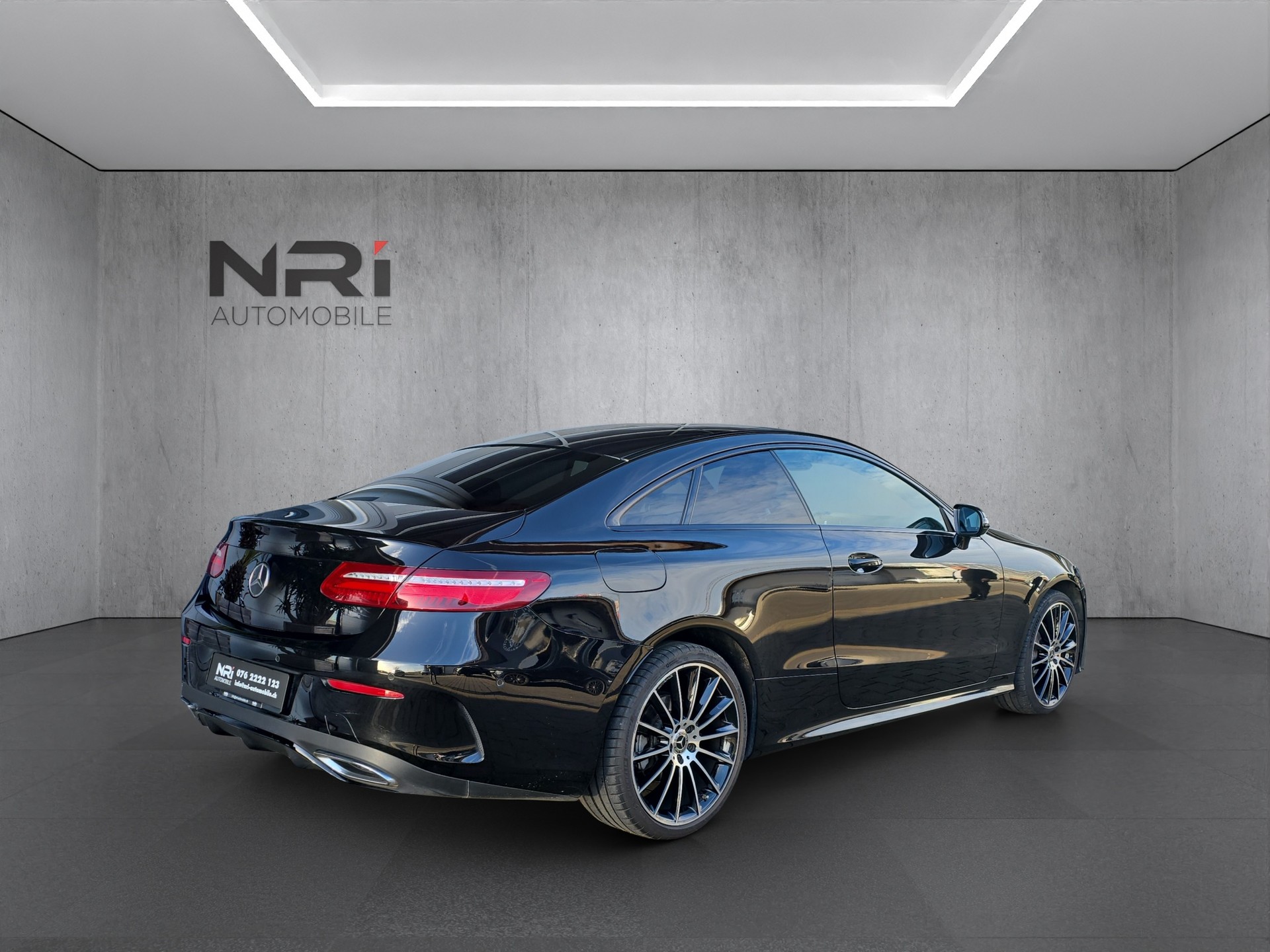MERCEDES-BENZ E 220 d AMG Line 4matic Coupé-image-4