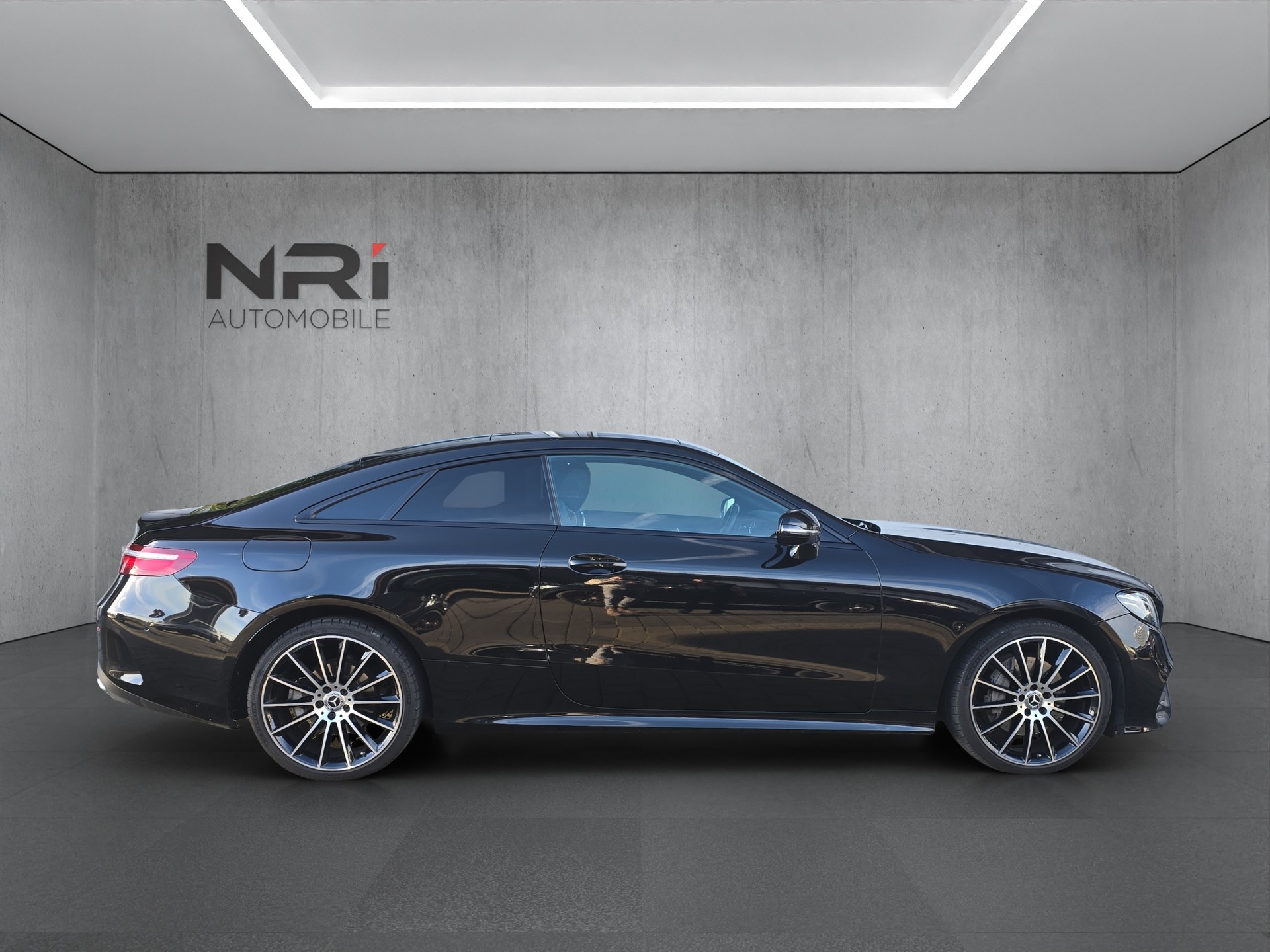 MERCEDES-BENZ E 220 d AMG Line 4matic Coupé-showroom-element-3