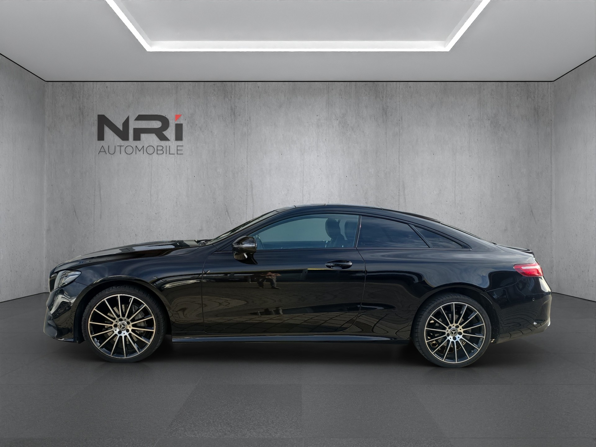 MERCEDES-BENZ E 220 d AMG Line 4matic Coupé-image-7