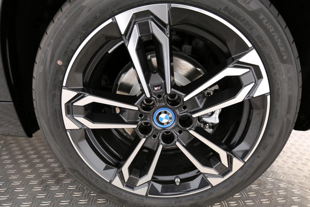 BMW iX2 20 eDrive-showroom-element-2